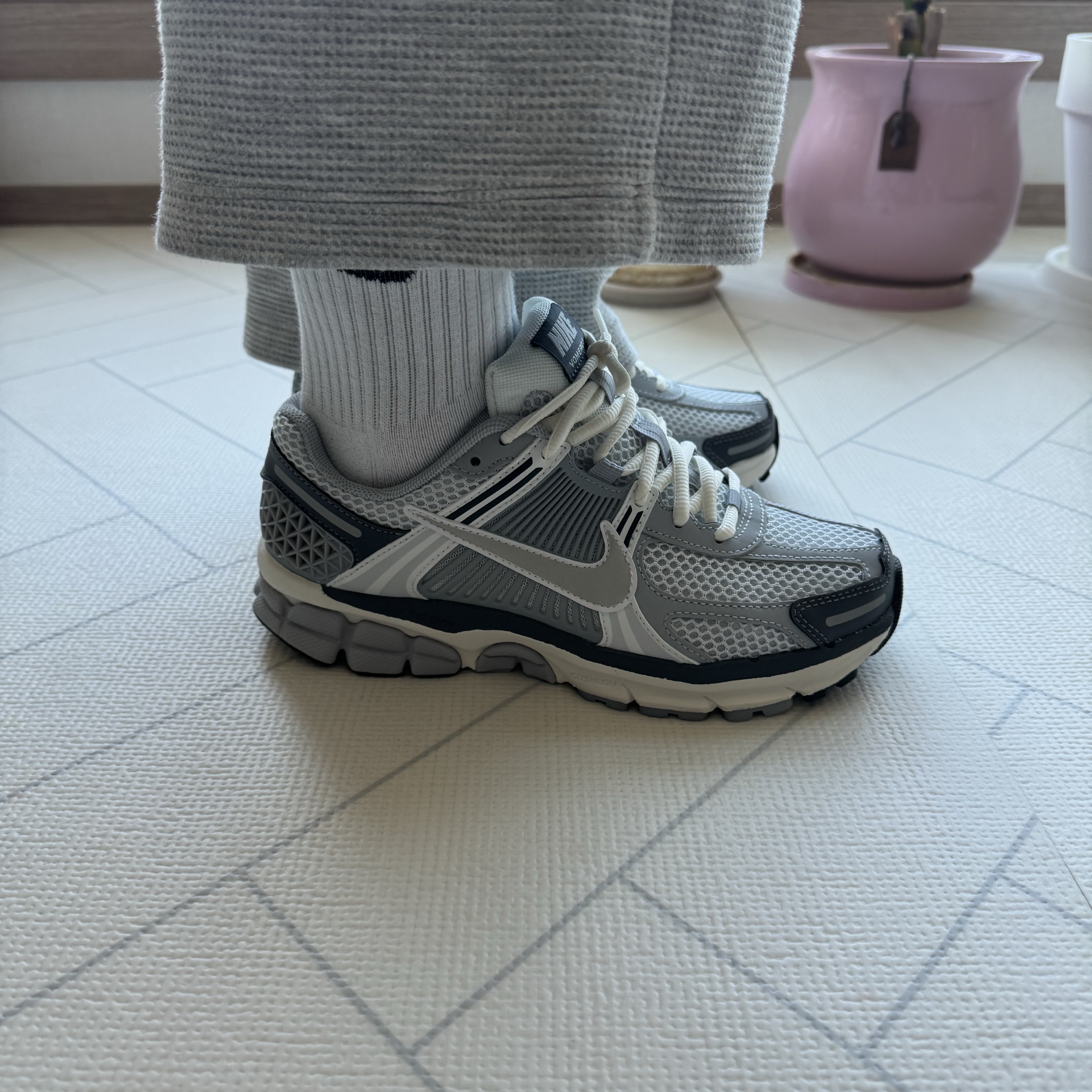 (W) Nike Zoom Vomero 5 Pure Platinum Metallic Silver 착용 스타일 - 1
