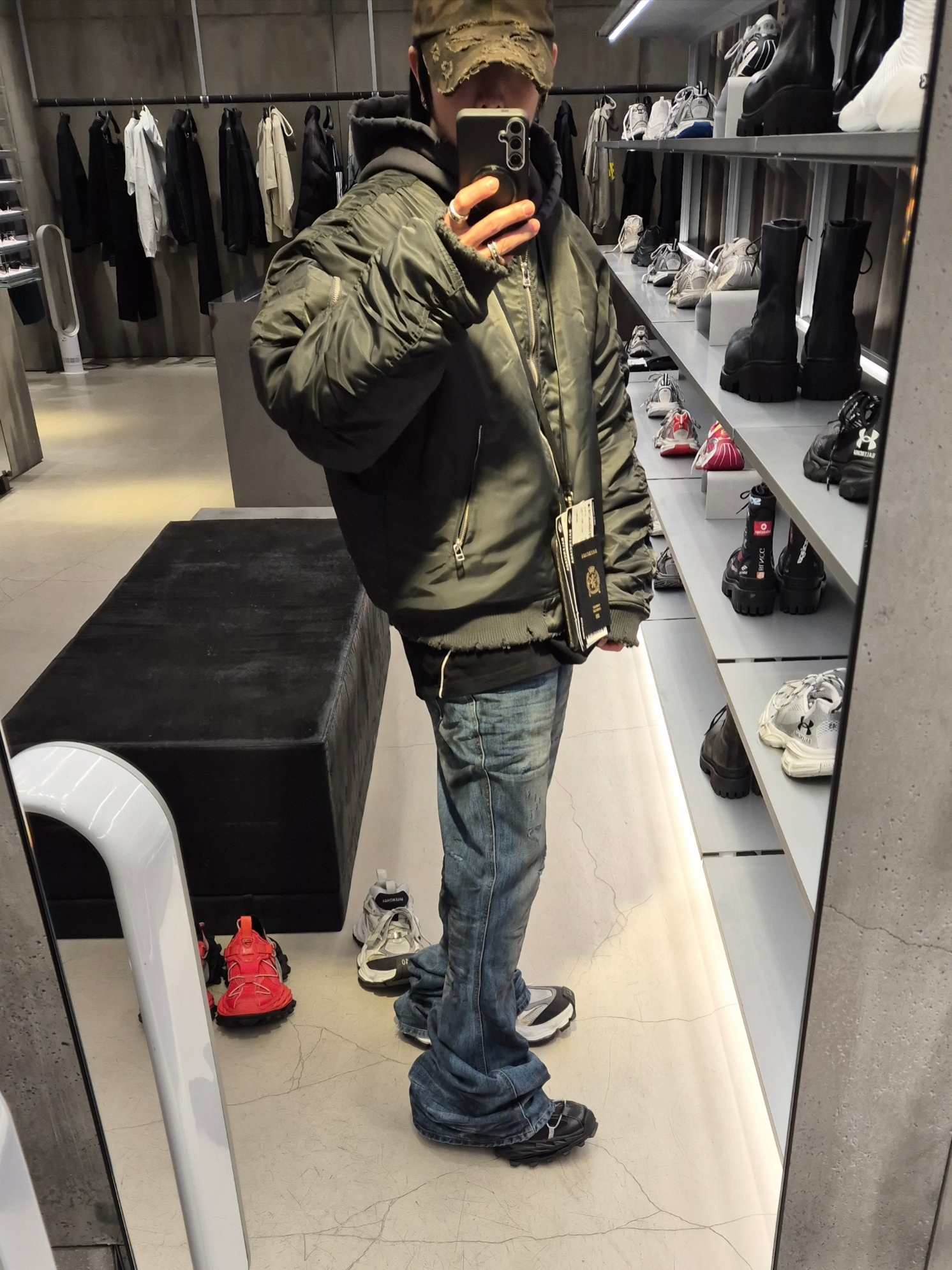 Balenciaga Hike Sneaker Black 착용 스타일 - 1