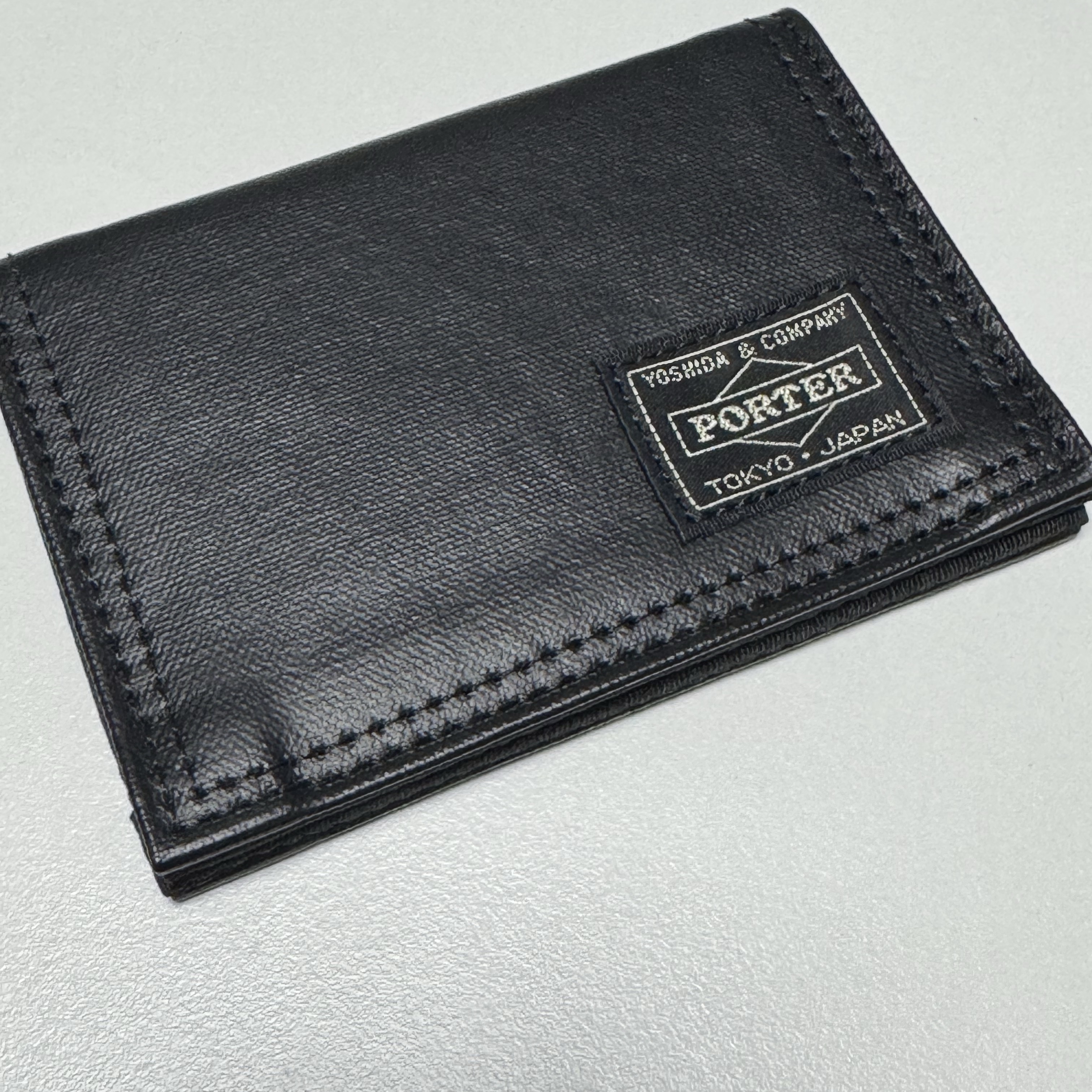 Porter Freestyle Pass Case Black 착용 스타일