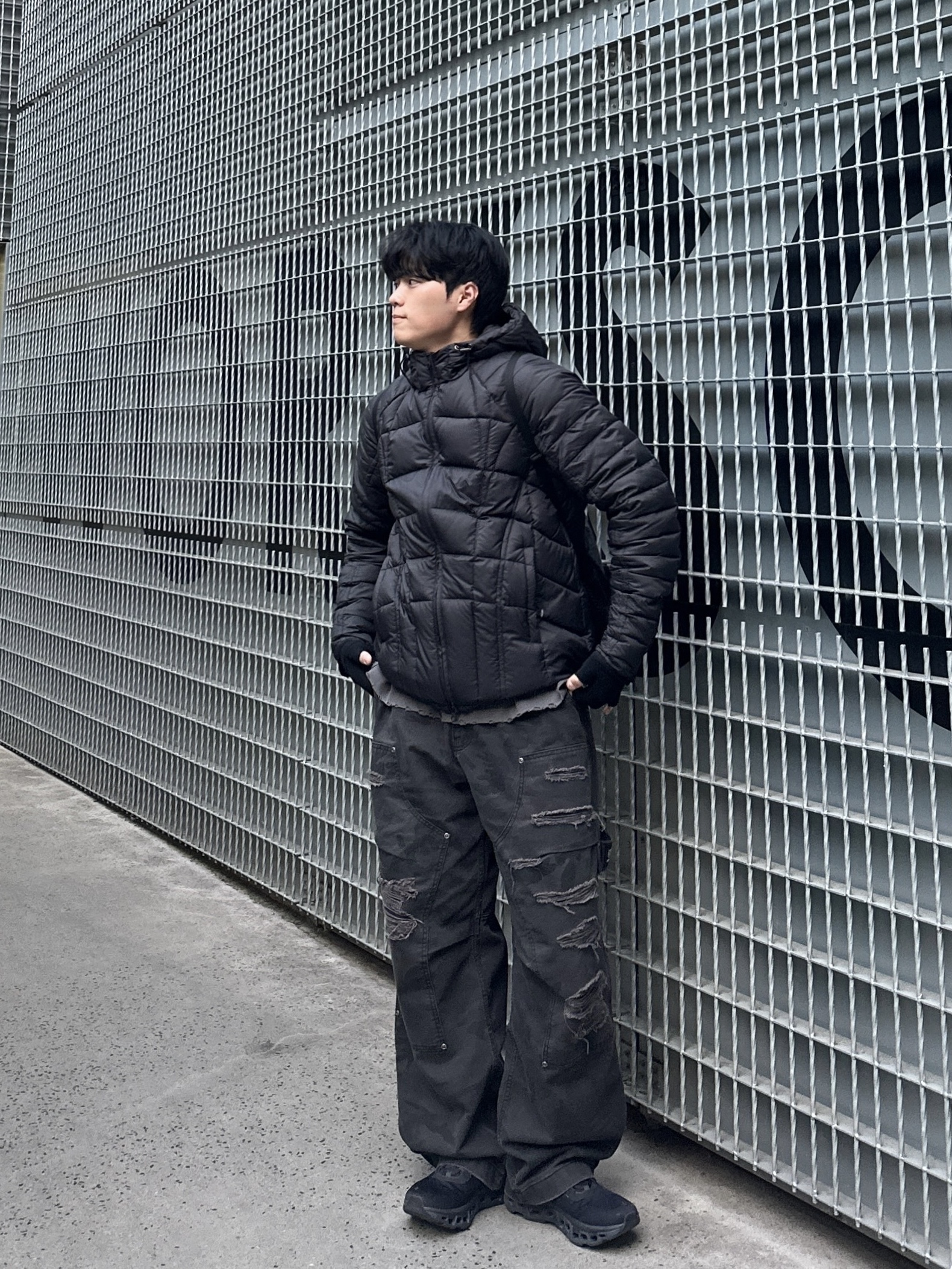 ETCE Double Knee Destroyed Pants Black Camo, On Running Cloudmonster All Black 착용 스타일 - 2