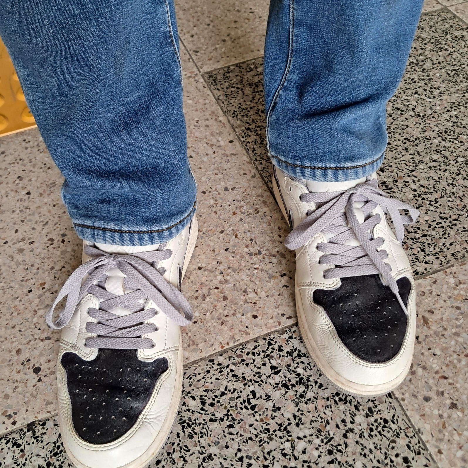 Jordan 1 Retro Low OG Atmosphere Grey 착용 스타일 - 3