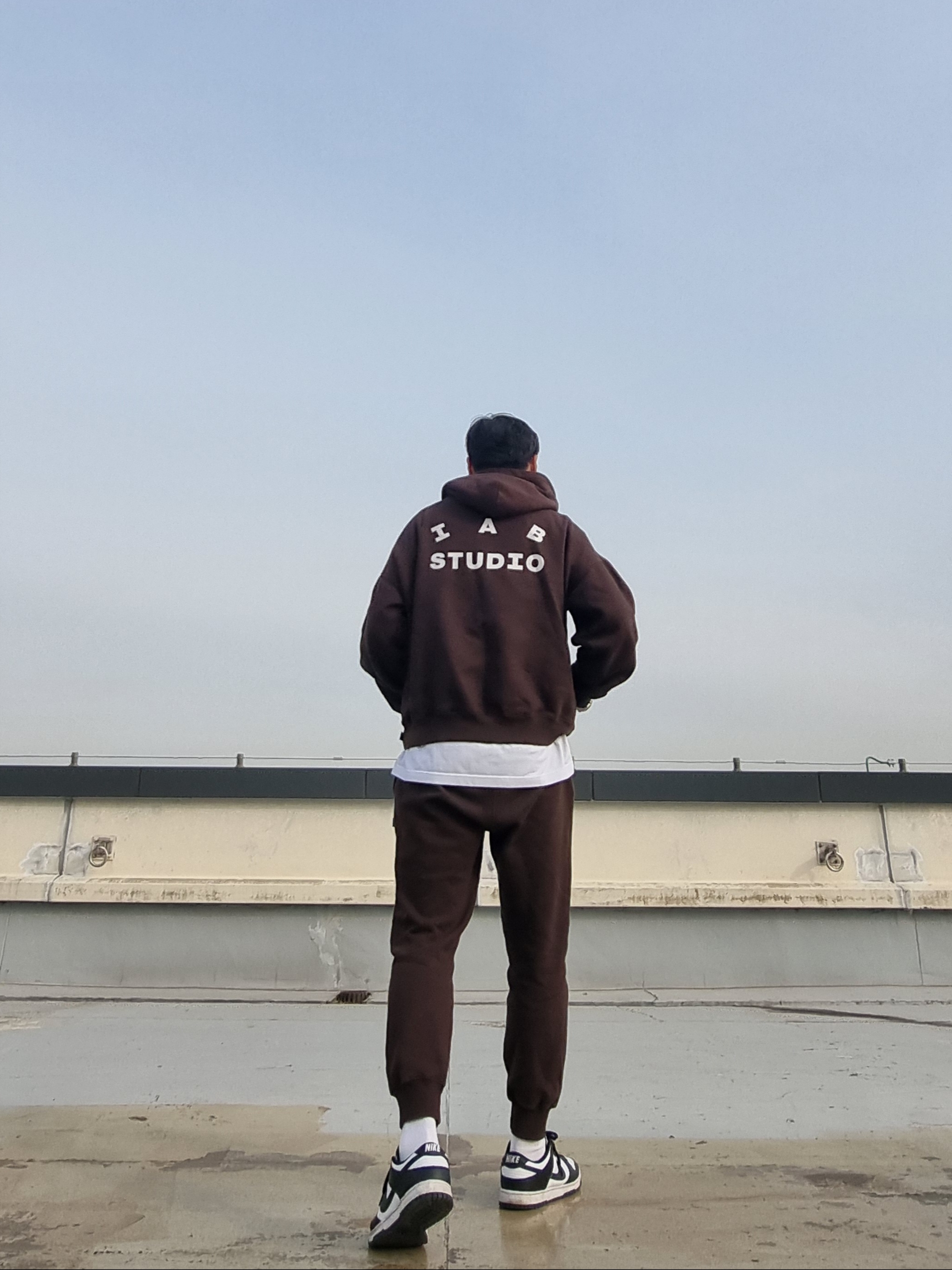 IAB Studio Sweatpants Brown, IAB Studio Hoodie Brown 착용 스타일 - 4