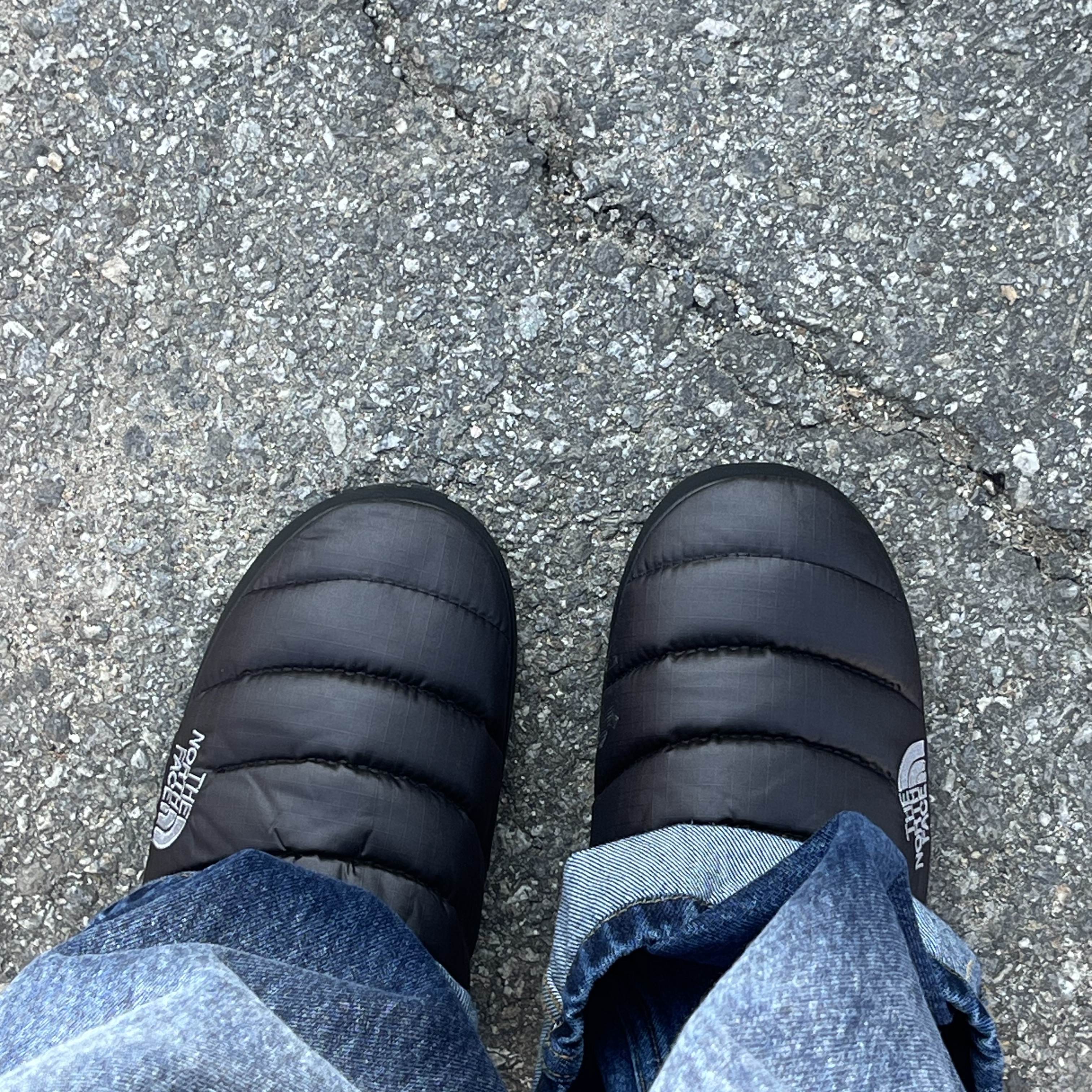 The North Face Nuptse Mule Black 착용 스타일