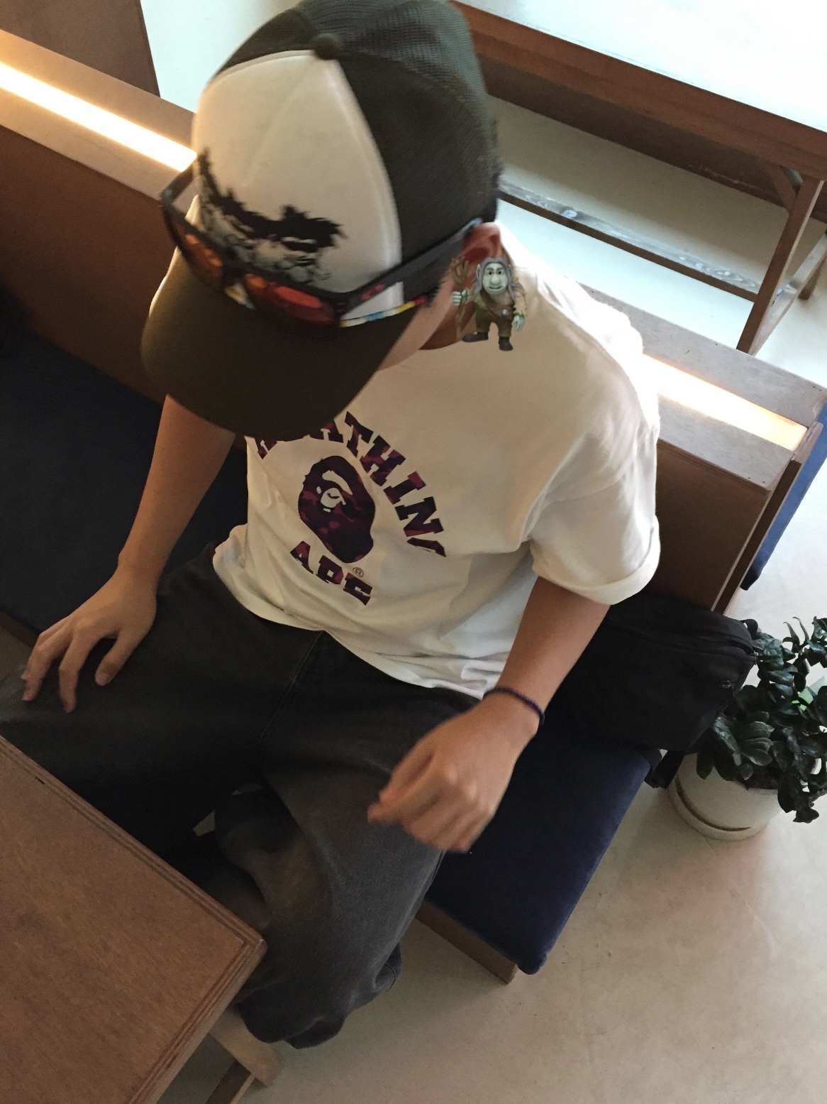 BAPE Color Camo College T-Shirt White Purple, Oakley Holbrook XL Matte Black Frame Prizm Ruby Lenses High Bridge Fit 착용 스타일 - 1