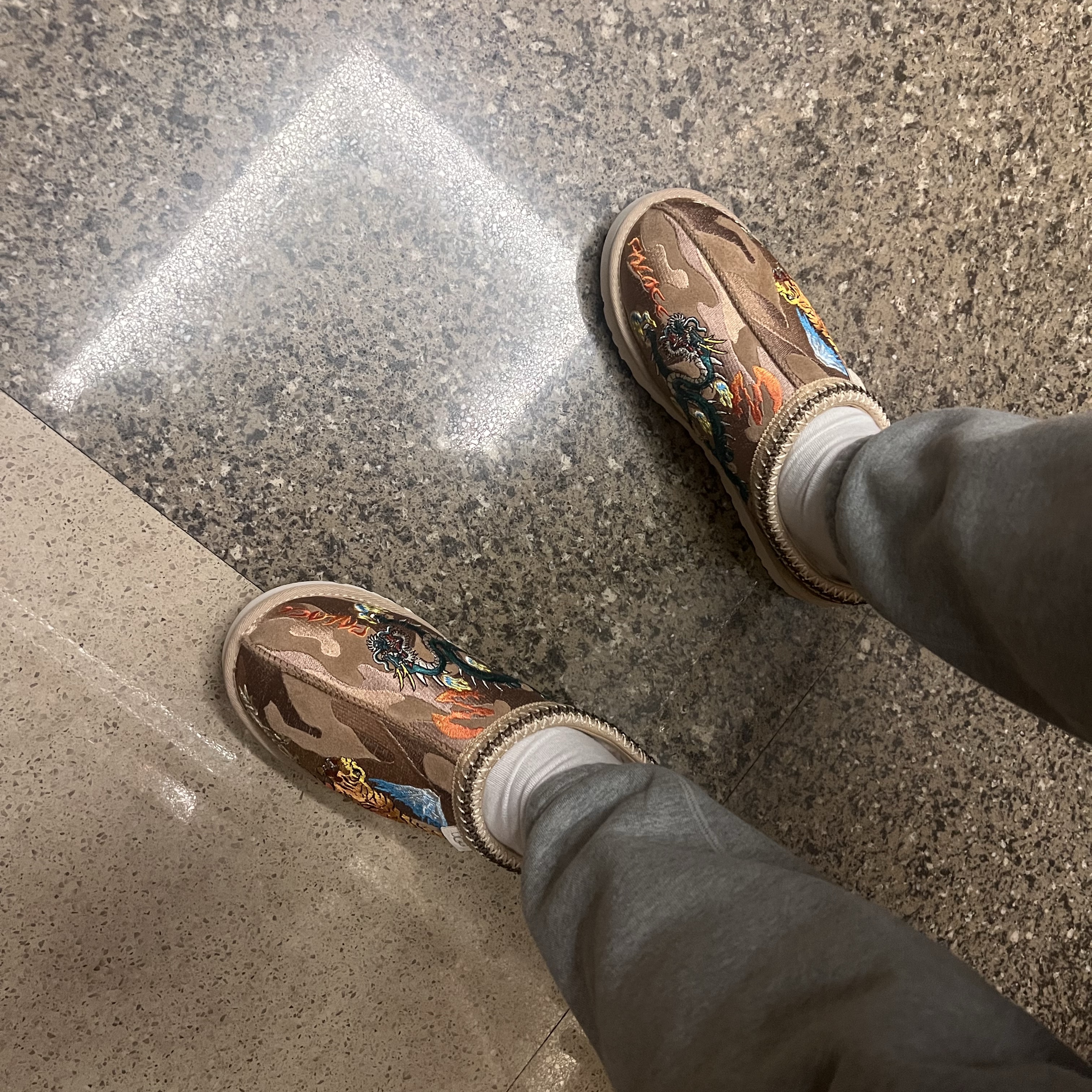 UGG x Palace Tasman Slipper Chestnut Camo, Nike x Stussy NRG ZR Fleece Pants Heather Grey - Asia 착용 스타일 - 2
