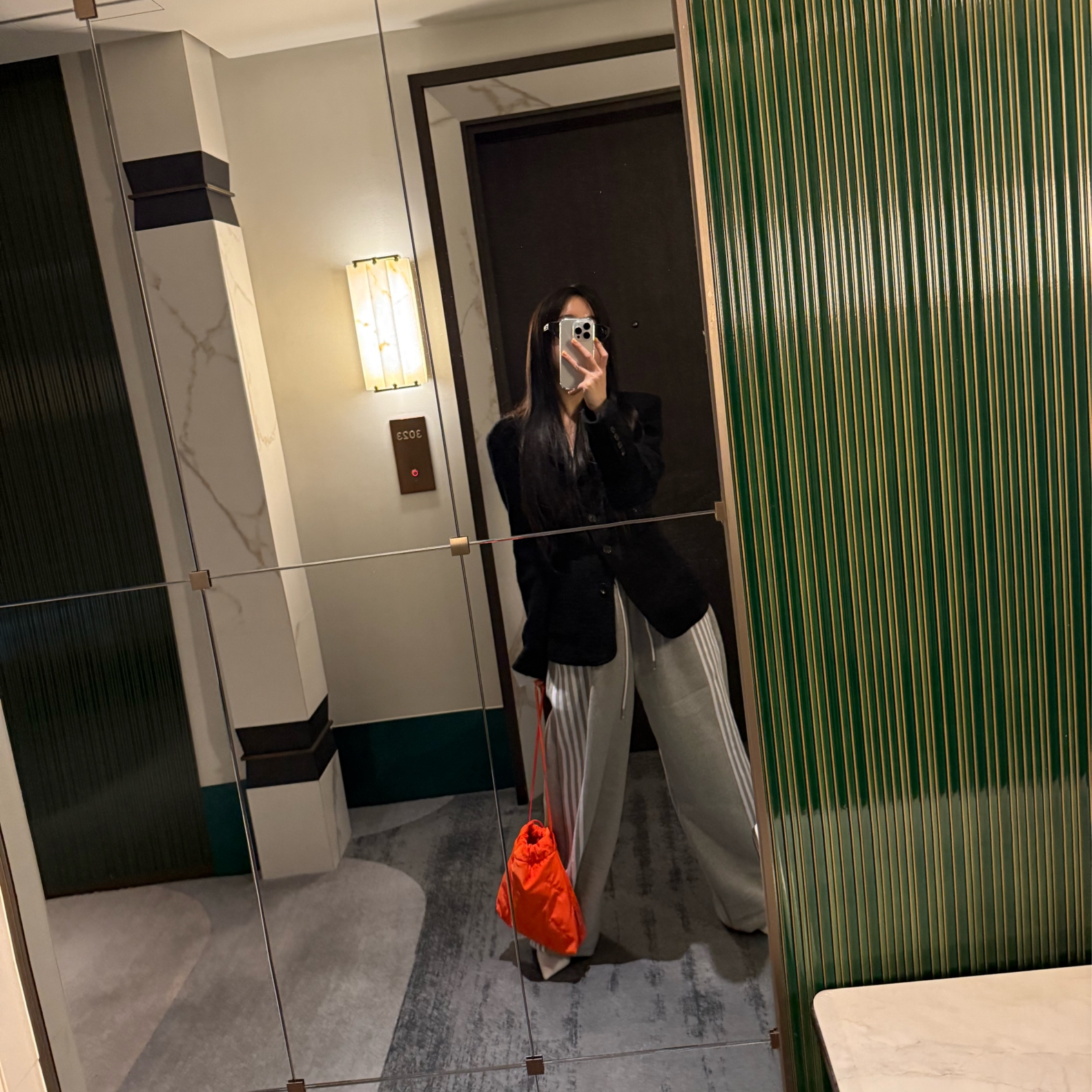 Carlyn Suagr Twee Mini Orange_H74113010H 착용 스타일 - 1