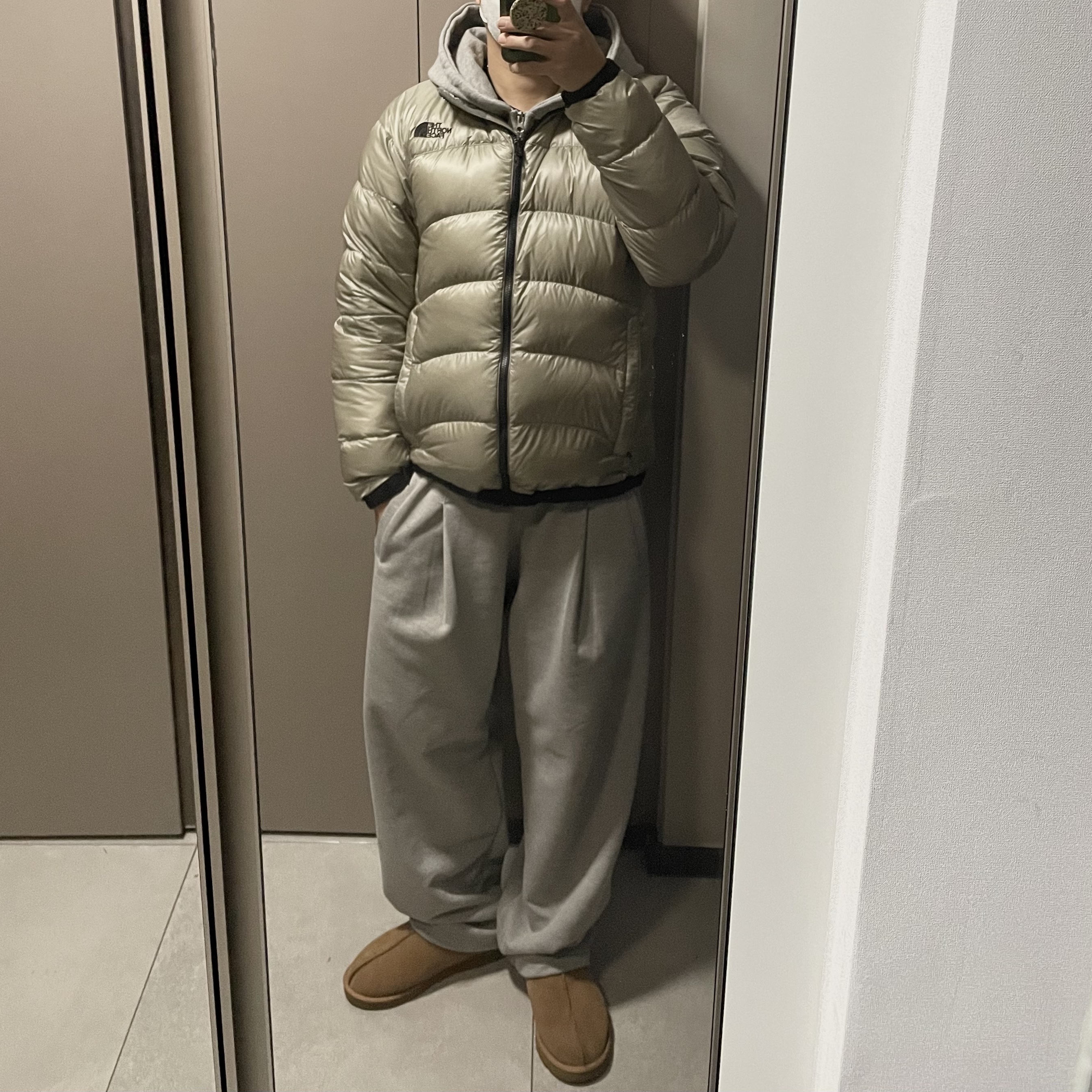 UGG Tasman Slipper Chestnut, The North Face Zip-in-Zip Aconcagua Jacket Clay Gray - 24FW 착용 스타일
