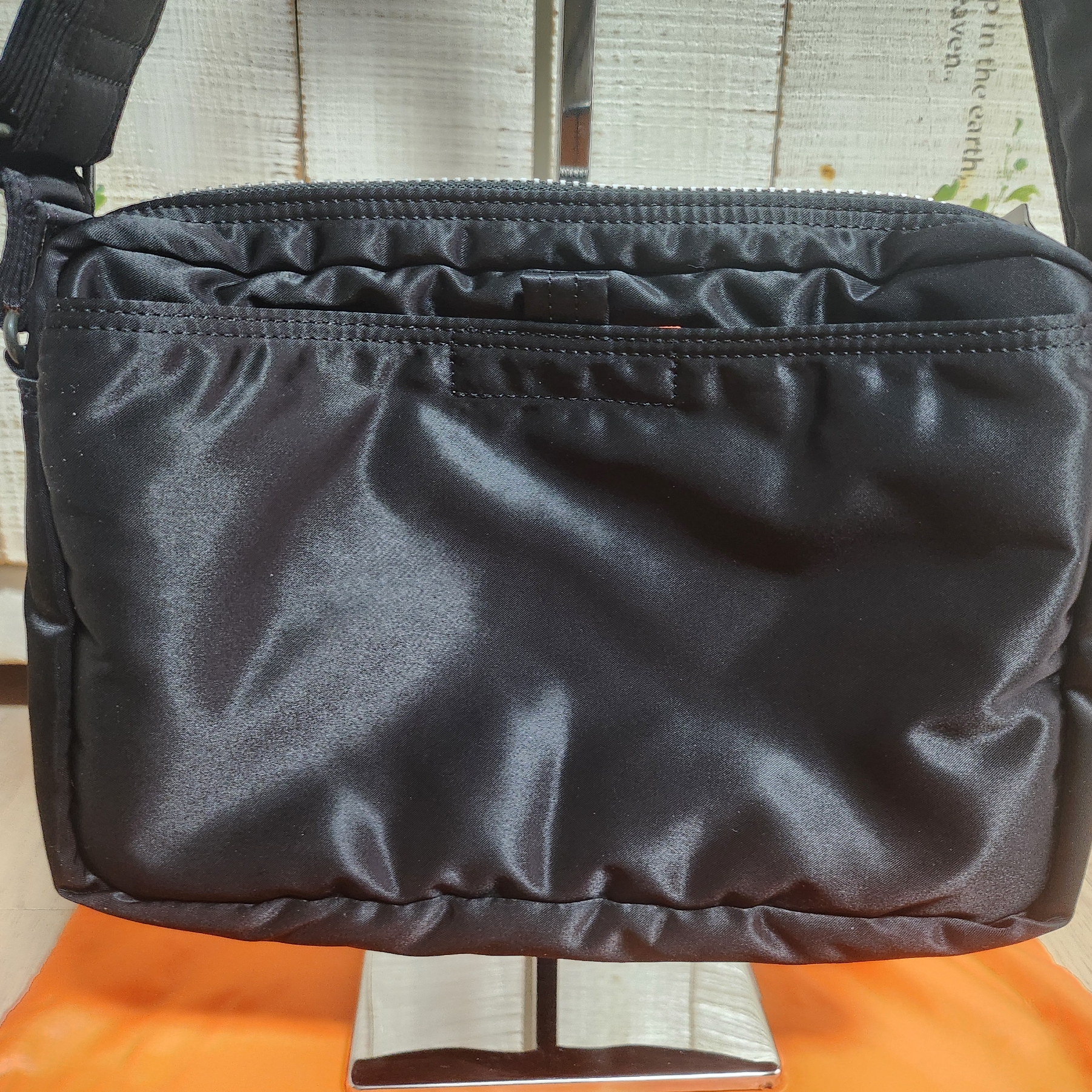 Porter All New Tanker Sling Bag Zip Black 착용 스타일 - 3