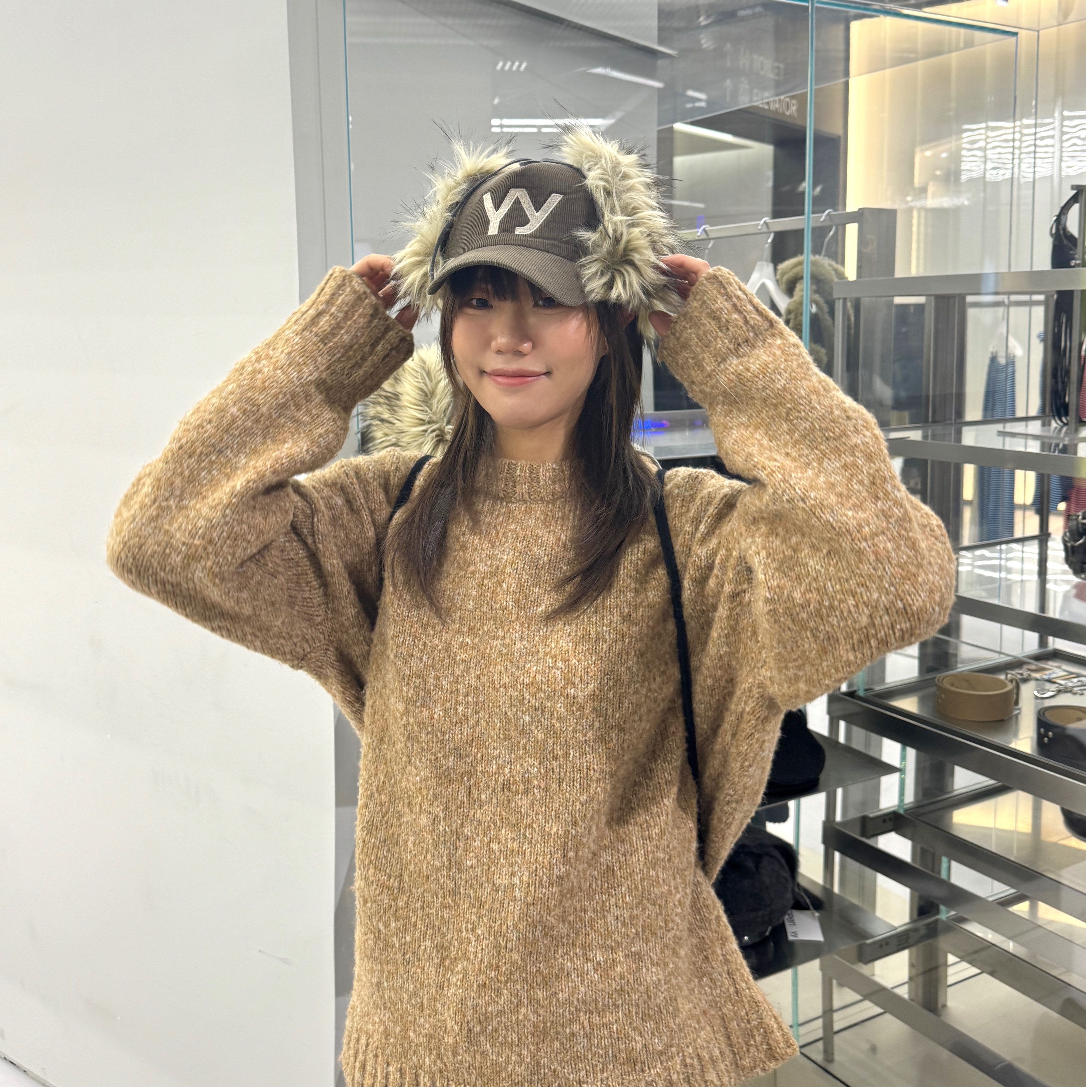Open Yy Faux Fur Corduroy Earflap Cap Khaki 착용 스타일
