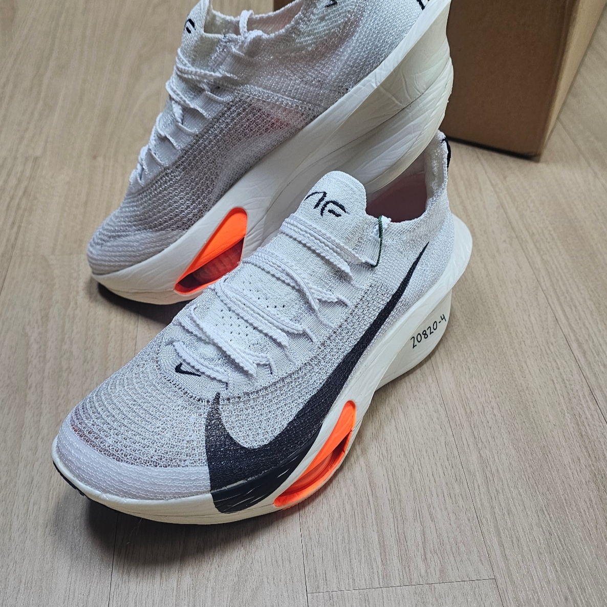 Nike Air Zoom Alphafly Next% 3 Proto White Total Orange 착용 스타일 - 3