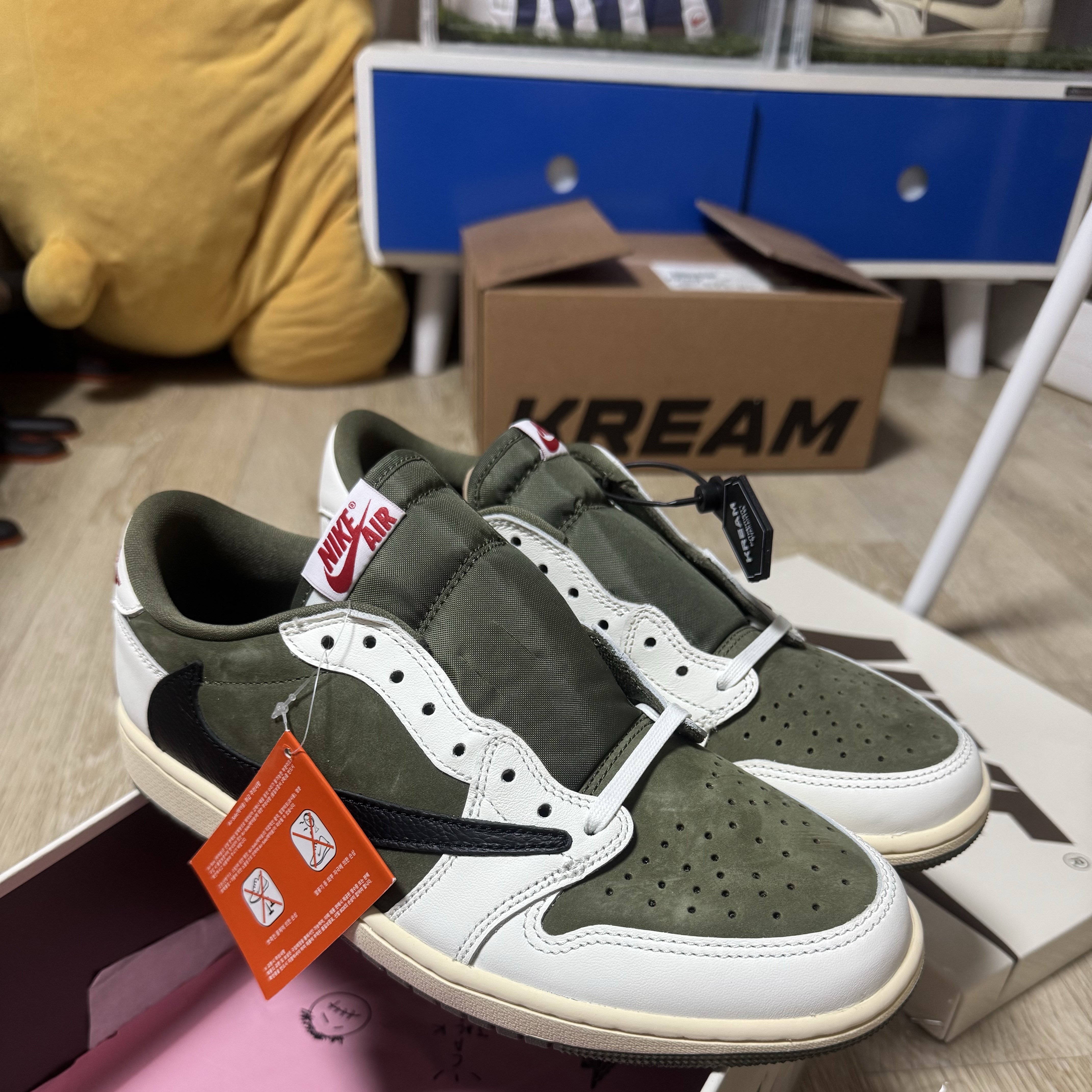 Jordan 1 x Travis Scott Retro Low OG SP Reverse Olive 착용 스타일 - 1