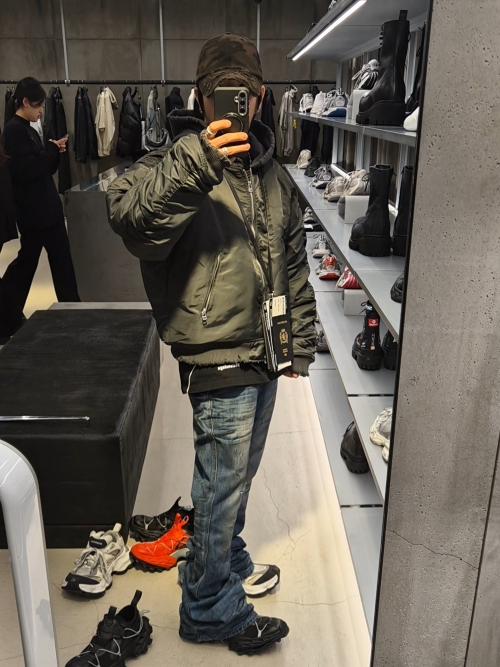 Balenciaga Hike Sneaker Black 착용 스타일 - 3