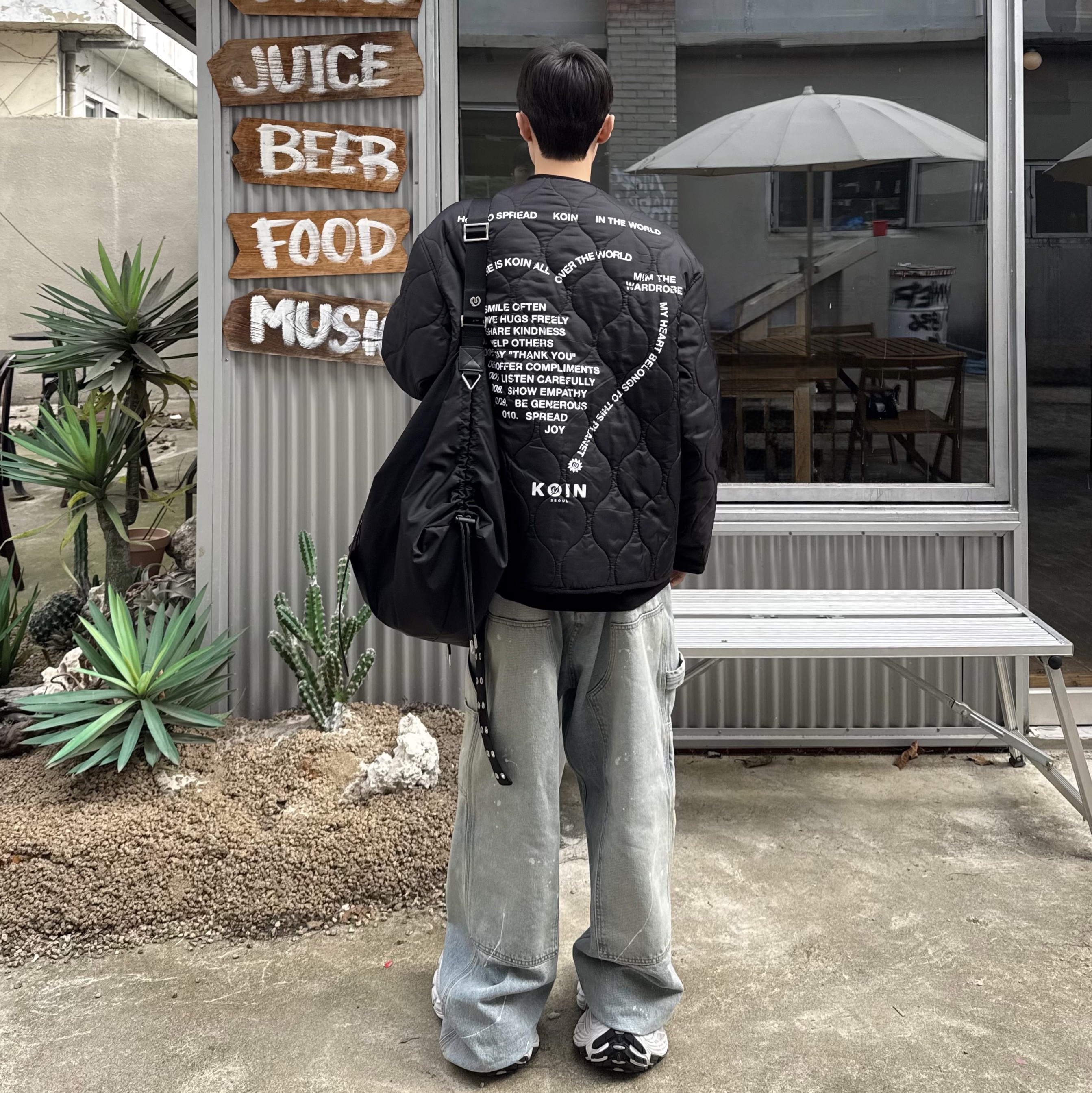 Project G/R Backward Carpenter Pants Blue, Balenciaga 10XL Sneakers White Grey Silver Black 착용 스타일 - 2
