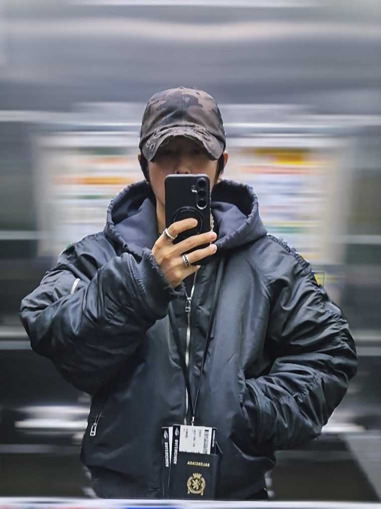 Balenciaga Passport Phone Holder Black 착용 스타일 - 3