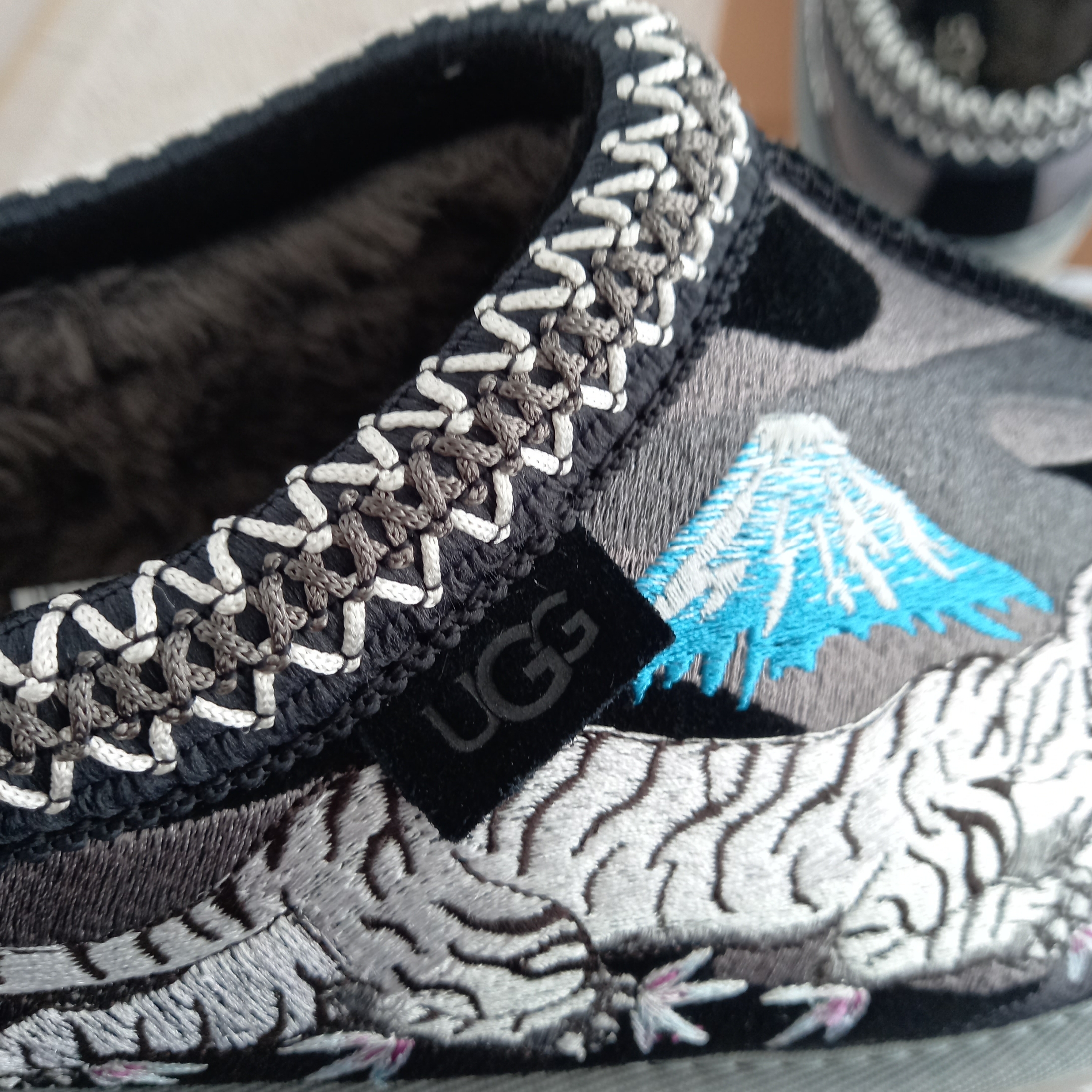 UGG x Palace Tasman Slipper Black Camo 착용 스타일 - 5
