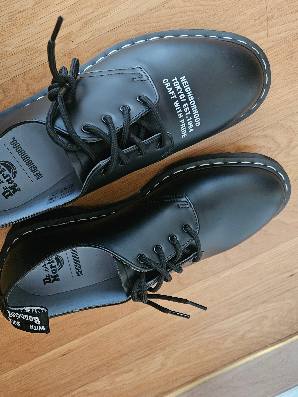 Dr. Martens x Neighborhood Smiths Smooth Leather Black 착용 스타일 - 1