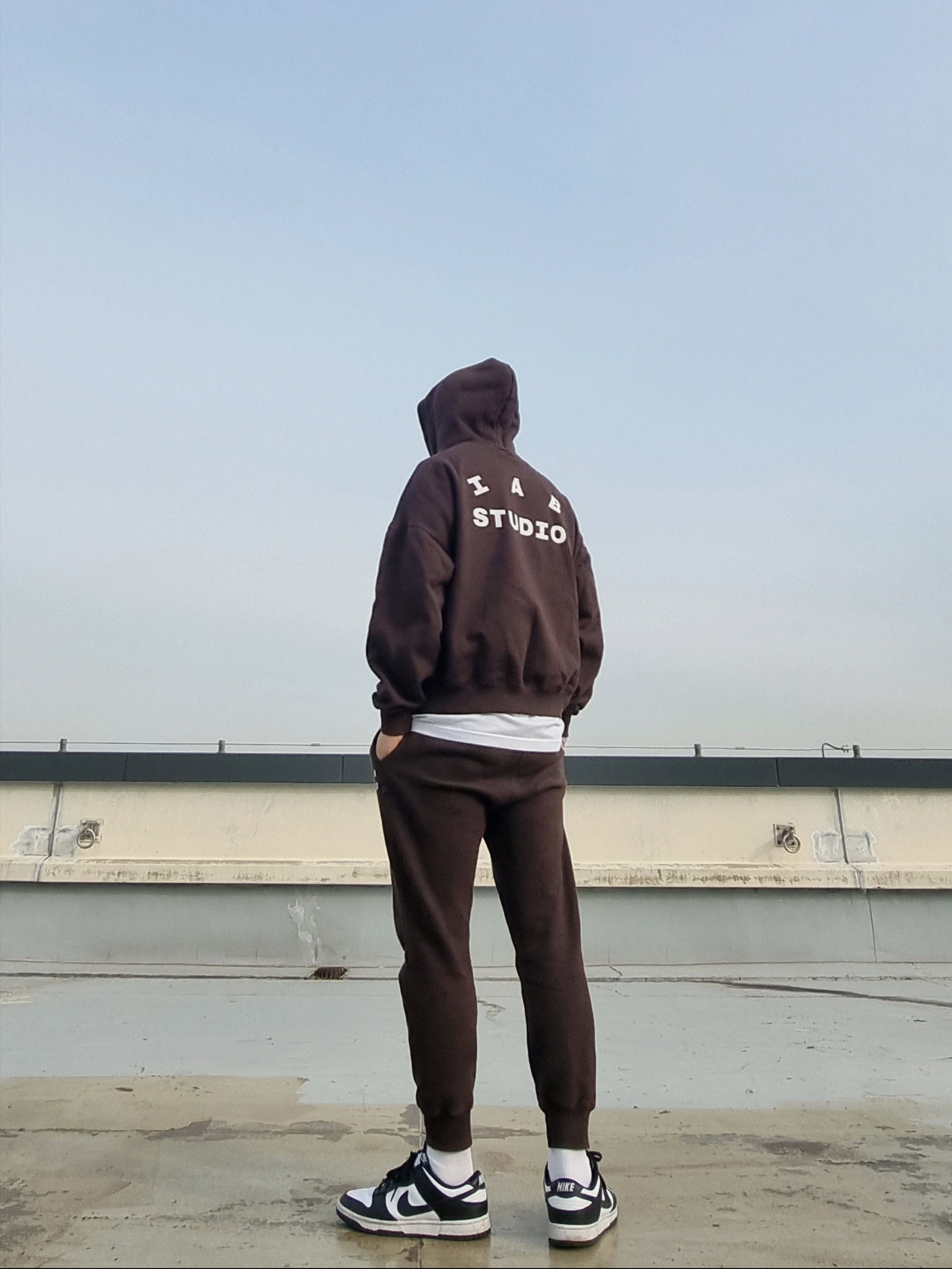 IAB Studio Sweatpants Brown, IAB Studio Hoodie Brown 착용 스타일 - 3