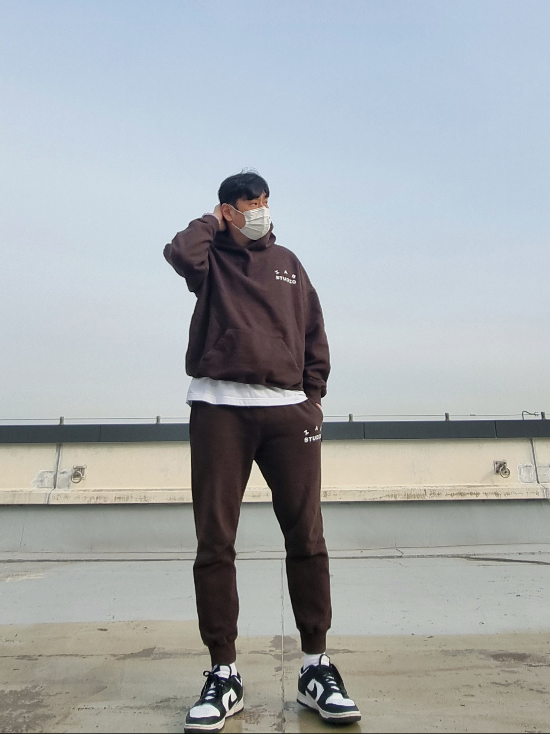 IAB Studio Sweatpants Brown, IAB Studio Hoodie Brown 착용 스타일 - 2