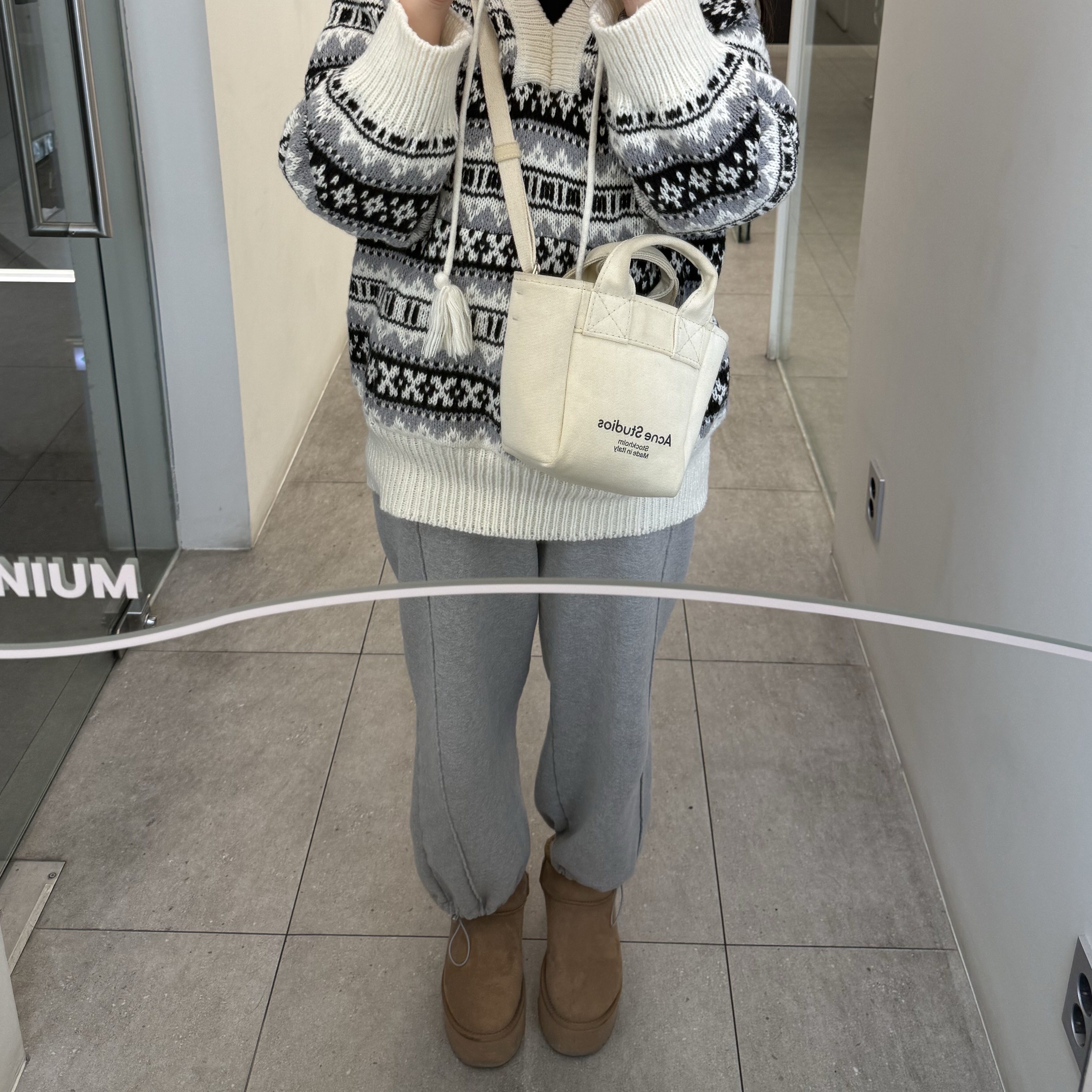 (W) UGG Classic Ultra Mini Platform Boots Chestnut 착용 스타일 - 1