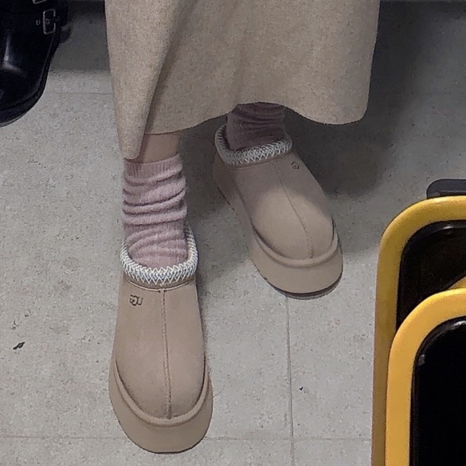 (W) UGG Tazz Slipper Sand 착용 스타일 - 2
