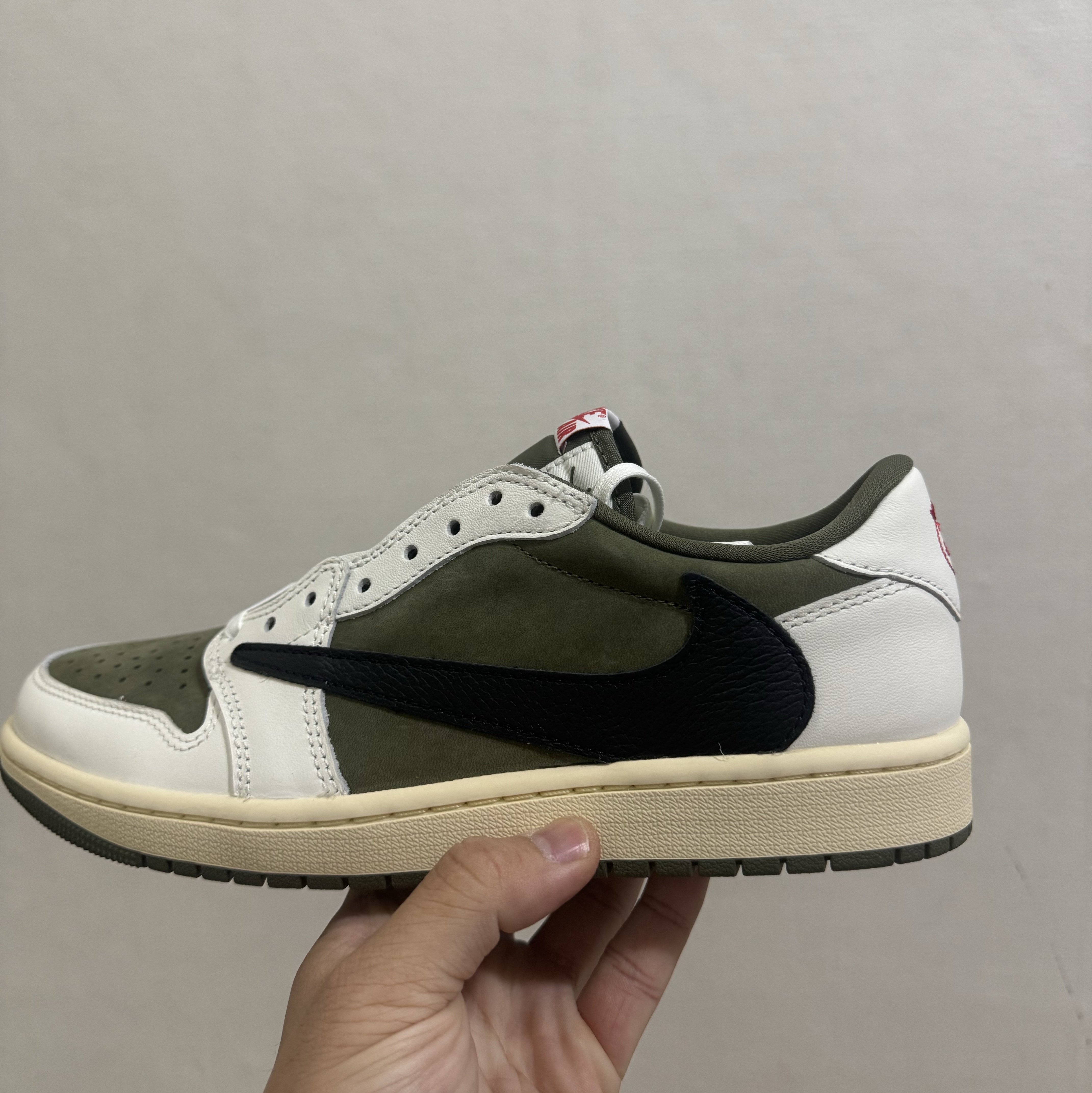 Jordan 1 x Travis Scott Retro Low OG SP Reverse Olive 착용 스타일