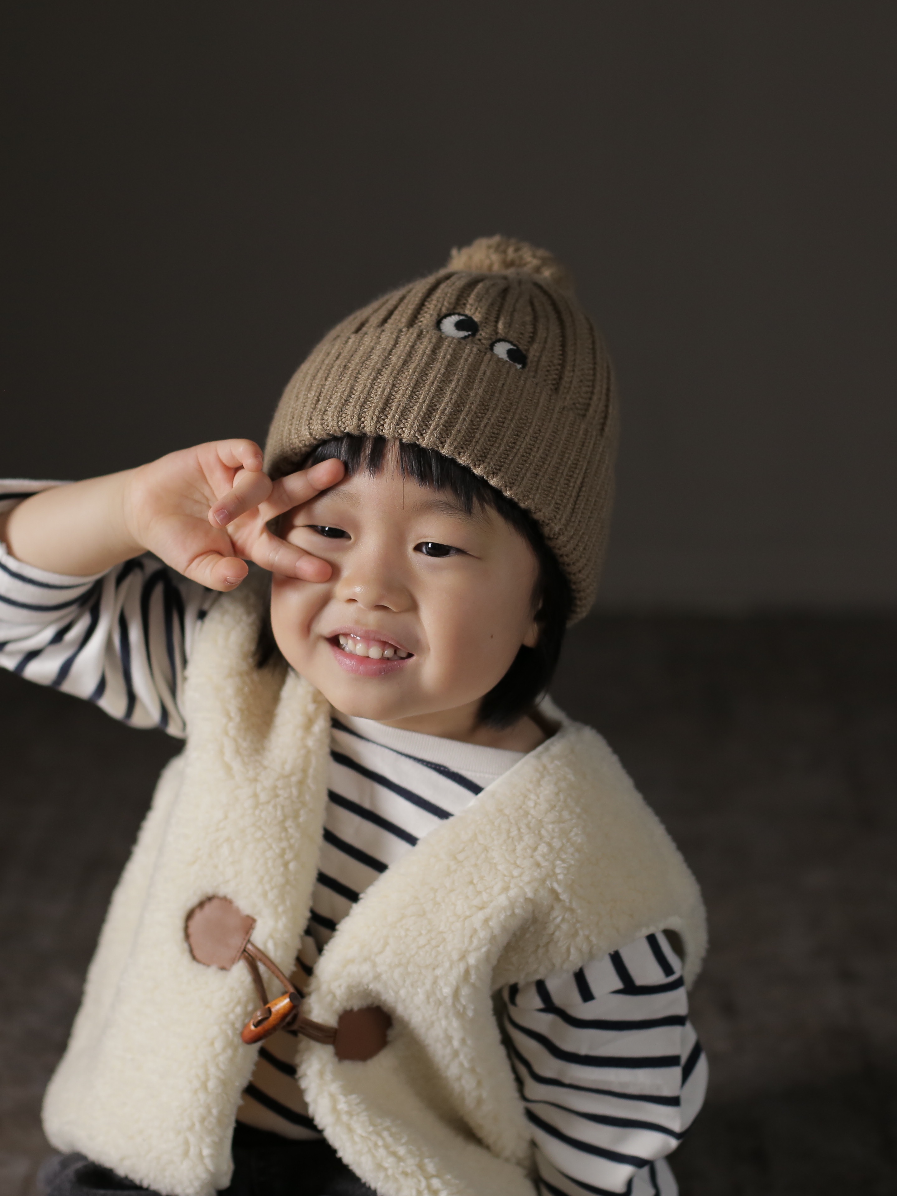 (Kids) UGG Funkette Slides Chestnut, Uniqlo x Anya Hindmarch Cashmere Knit Beanie Brown 착용 스타일 - 5