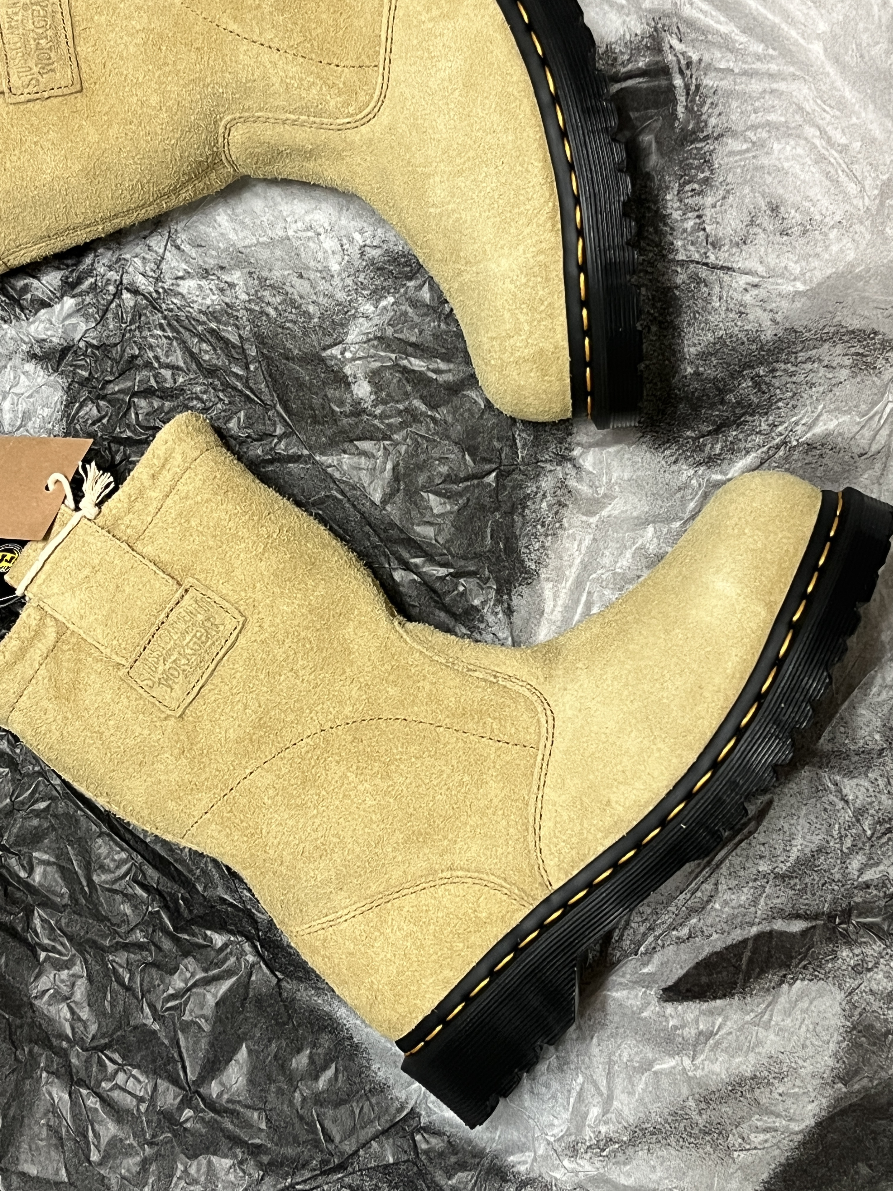 Dr. Martens x Stussy 2295 Decon Sand Hairy Suede Boots Tan 착용 스타일