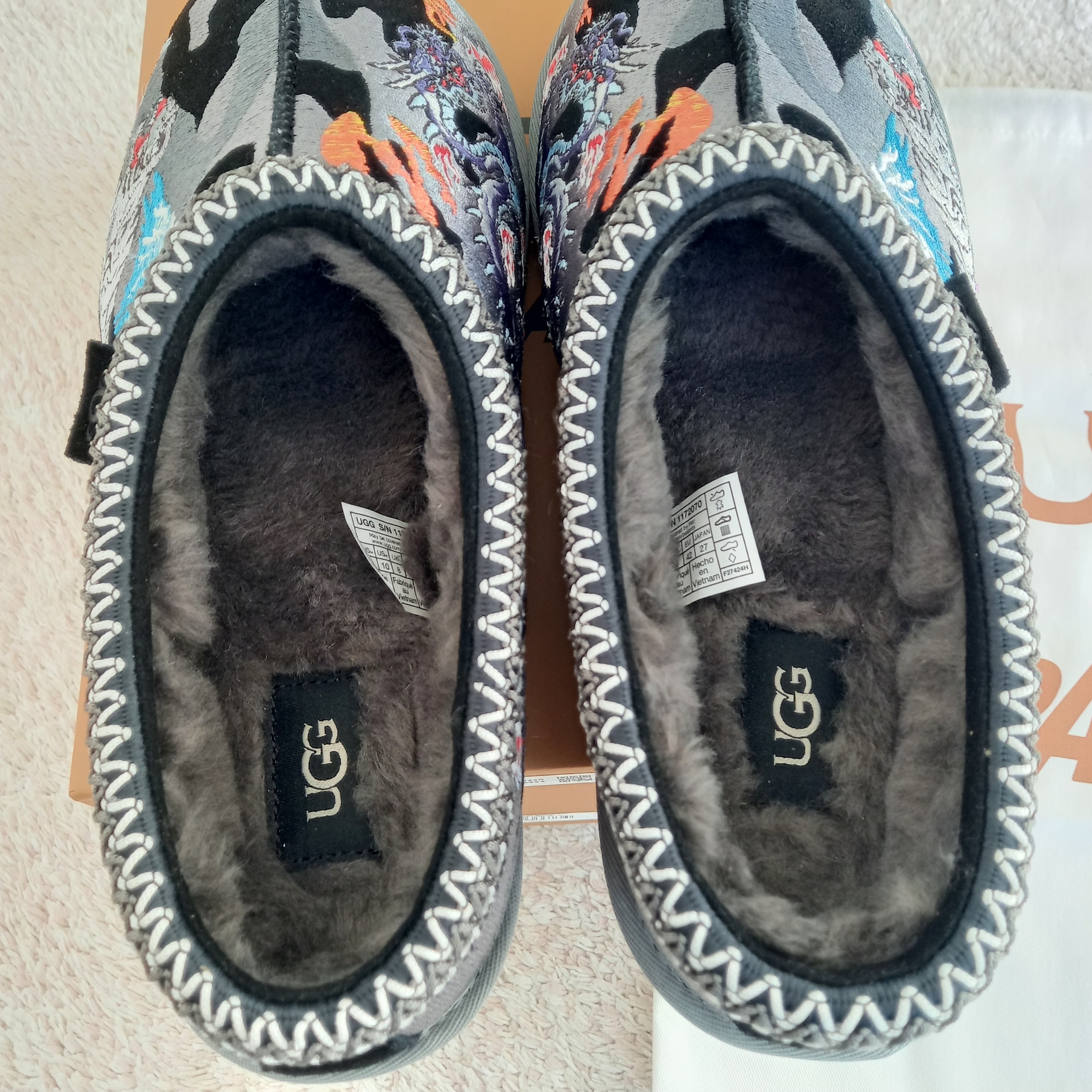 UGG x Palace Tasman Slipper Black Camo, UGG Neuman Chestnut 착용 스타일 - 6
