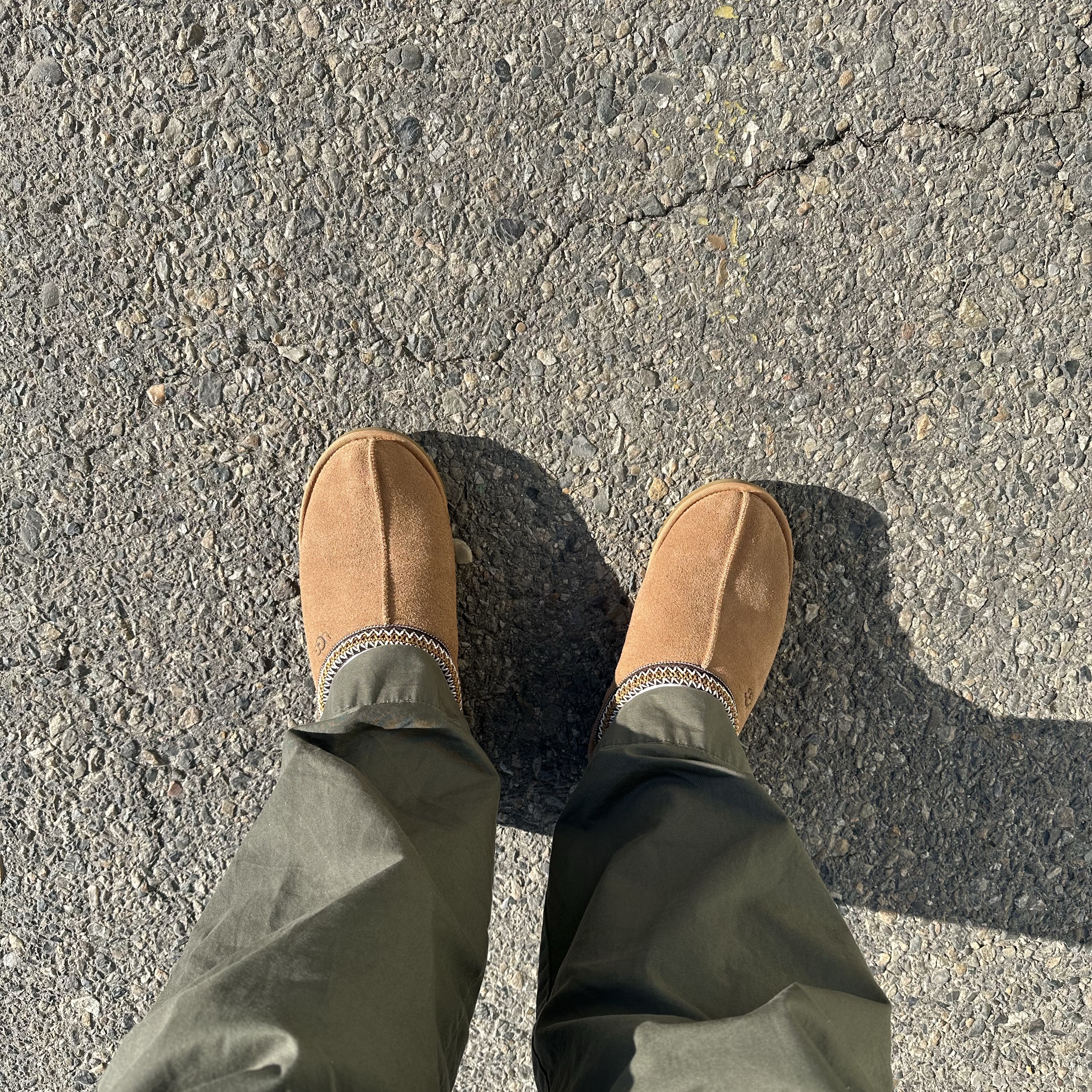 UGG Tasman Slipper Chestnut 착용 스타일