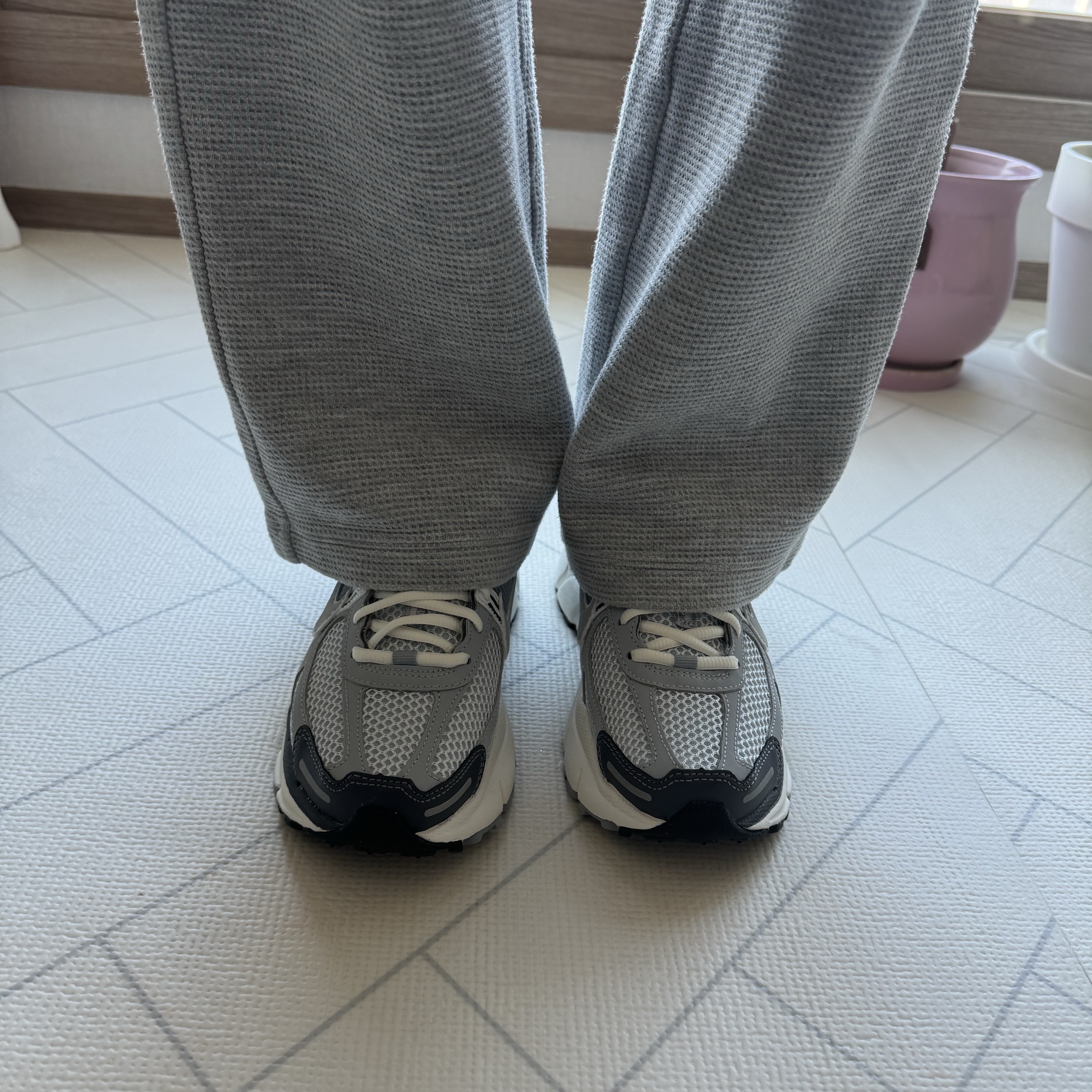 (W) Nike Zoom Vomero 5 Pure Platinum Metallic Silver 착용 스타일 - 2
