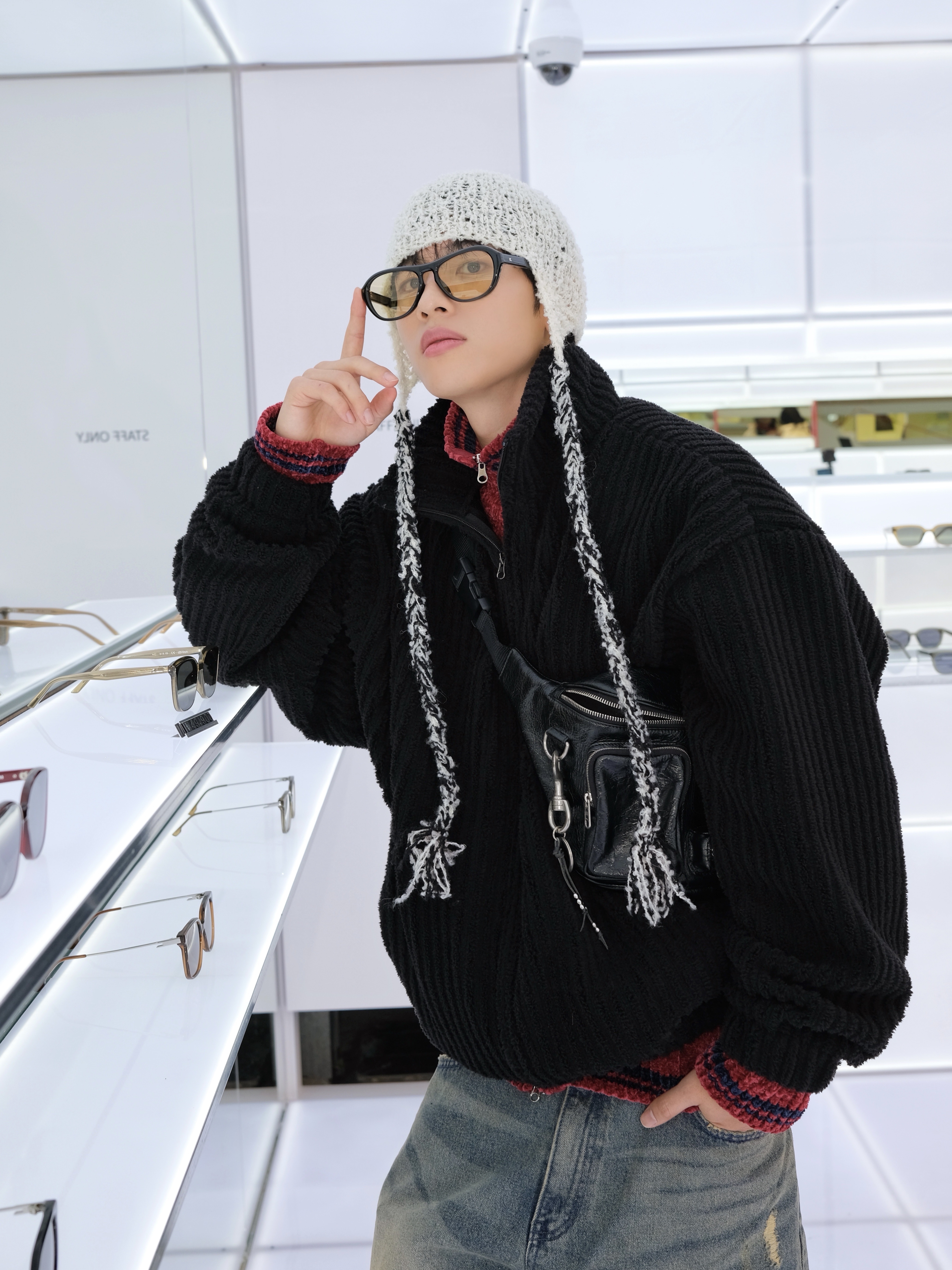 Balenciaga Superbusy Beltpack Black 착용 스타일 - 2