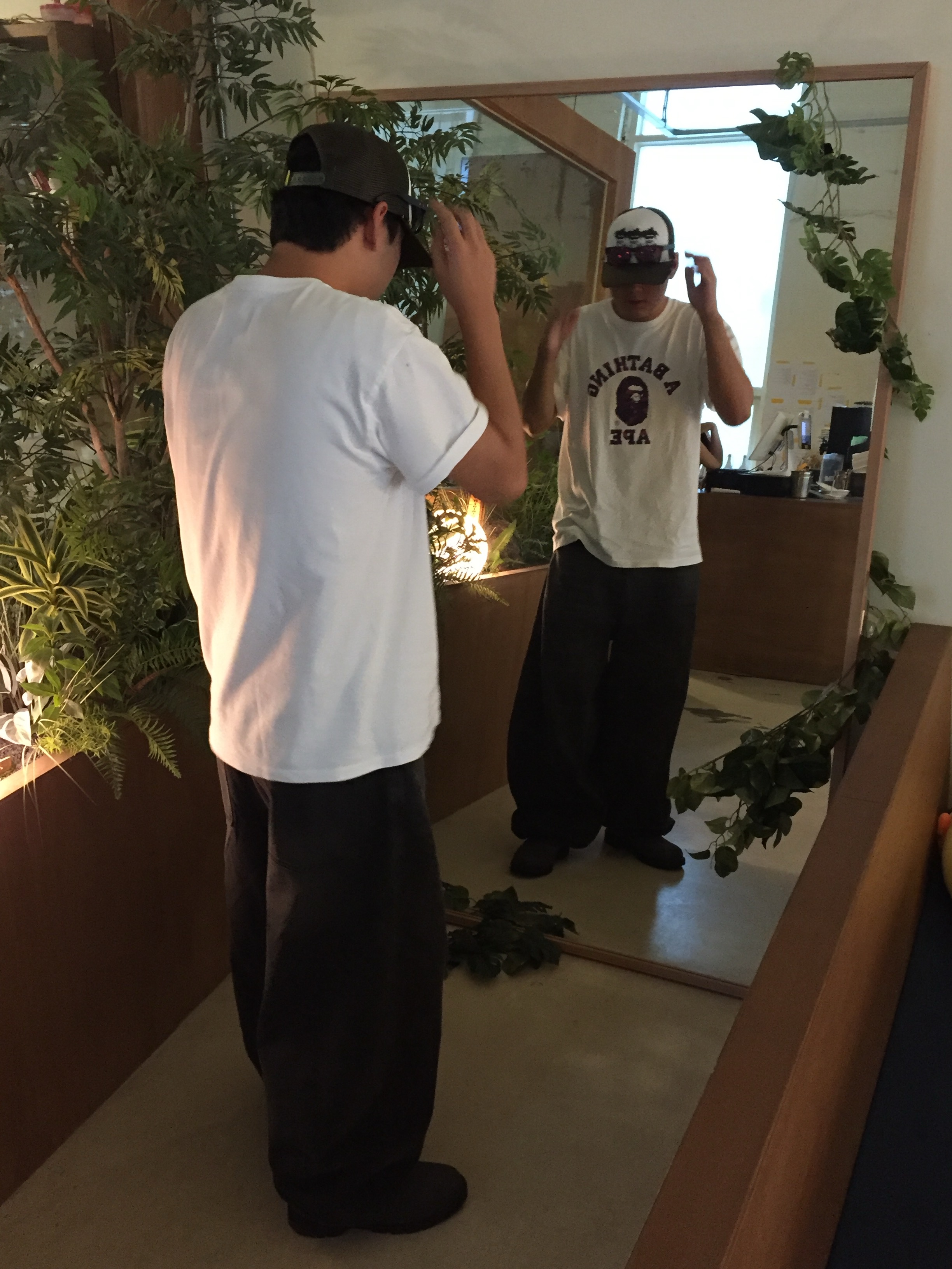 BAPE Color Camo College T-Shirt White Purple, Oakley Holbrook XL Matte Black Frame Prizm Ruby Lenses High Bridge Fit 착용 스타일 - 2