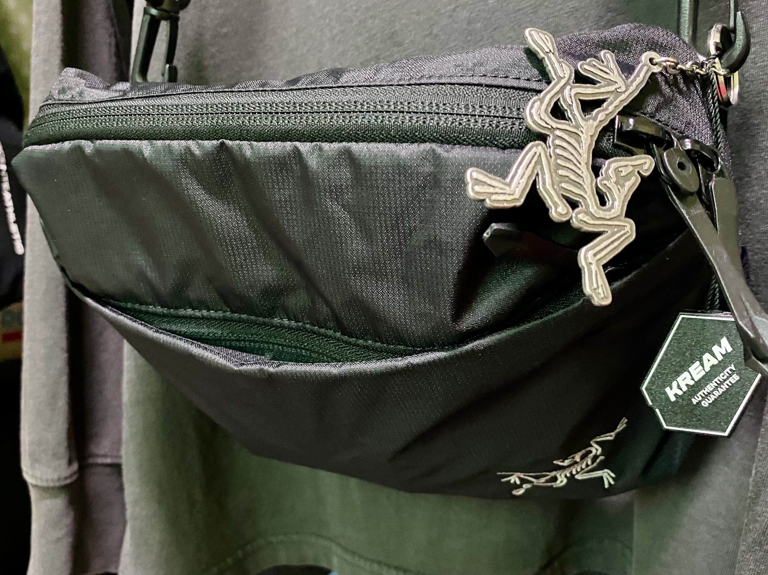 Arc'teryx Keyring Metal, Arc'teryx Heliad 6 Crossbody Bag Black 착용 스타일
