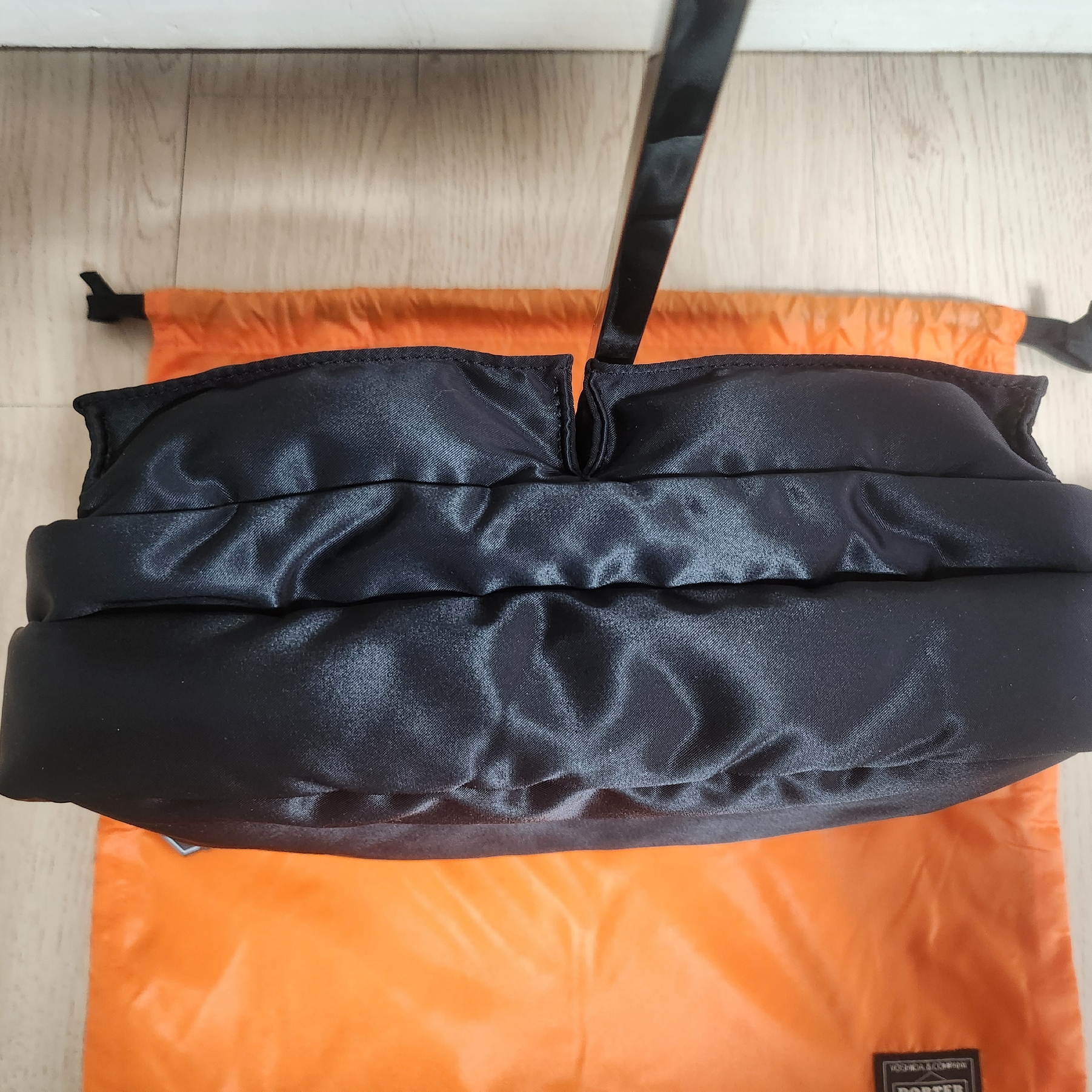 Porter All New Tanker Sling Bag Zip Black 착용 스타일 - 5