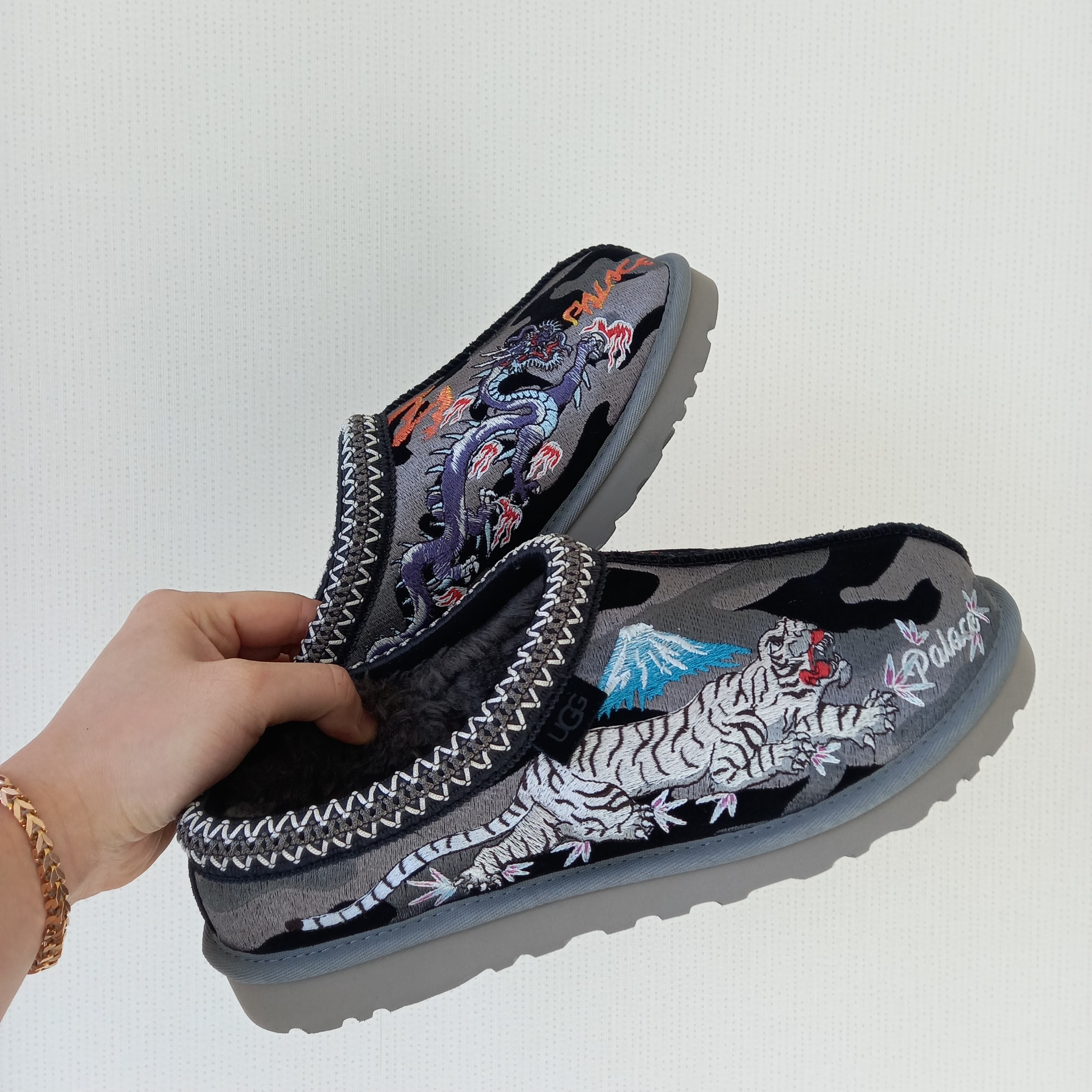 UGG x Palace Tasman Slipper Black Camo, UGG Neuman Chestnut 착용 스타일 - 1