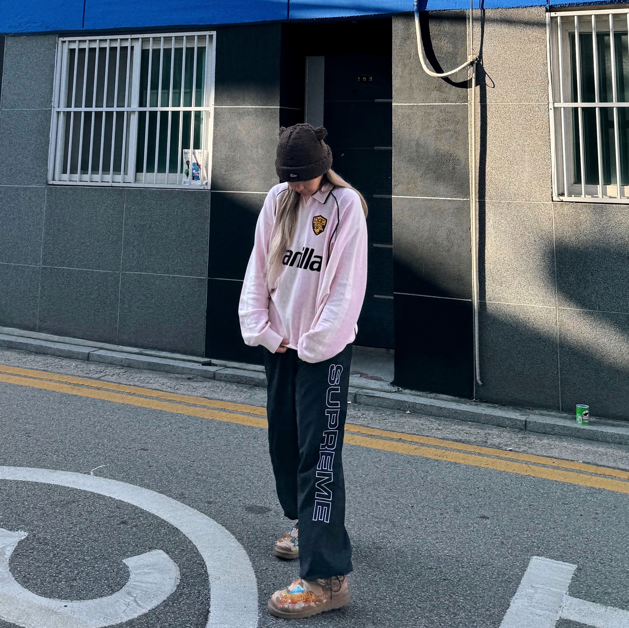Palace Love Palace Fuzzy Ears Beanie Brown - 24FW, Palace Sportiva Knit Pink - 24FW 착용 스타일