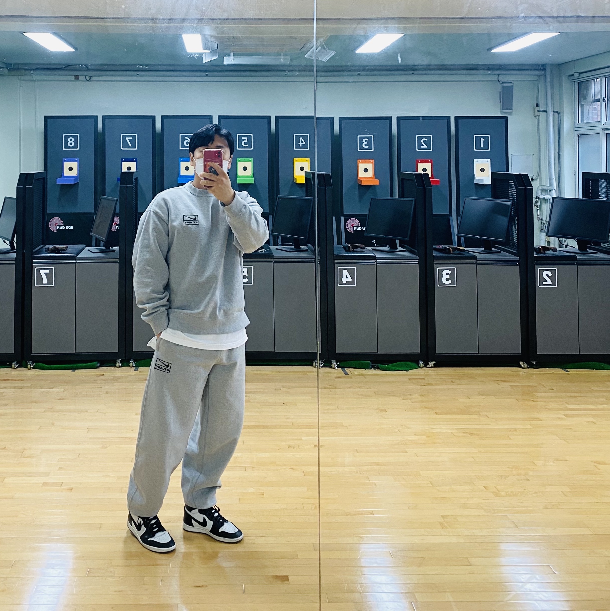 Nike x Stussy NRG Fleece Crewneck Dark Grey Heather (DO9337-063), Nike x Stussy NRG Fleece Pants Dark Grey Heather (DO9340-063) 착용 스타일