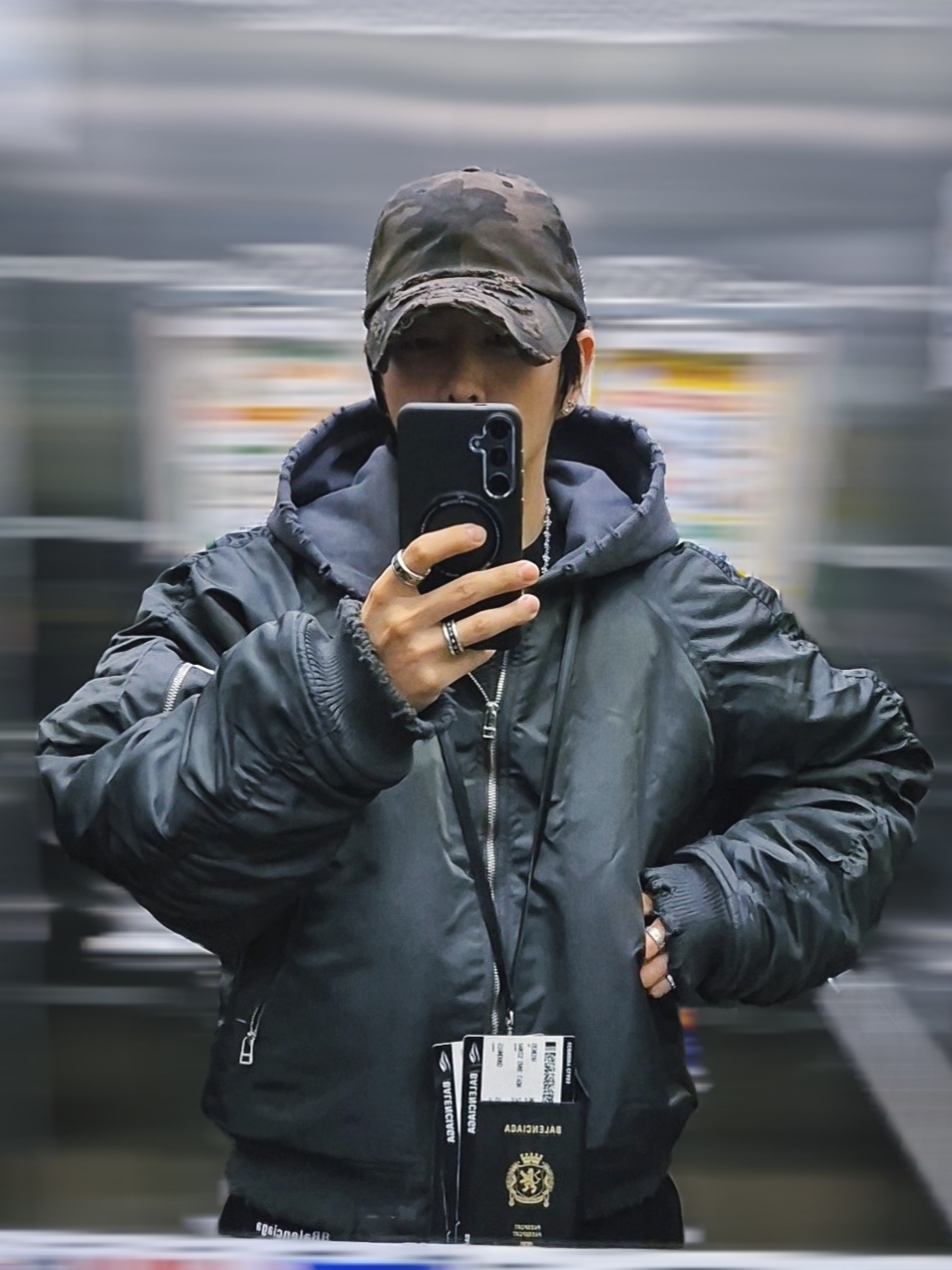 Balenciaga Passport Phone Holder Black 착용 스타일 - 1