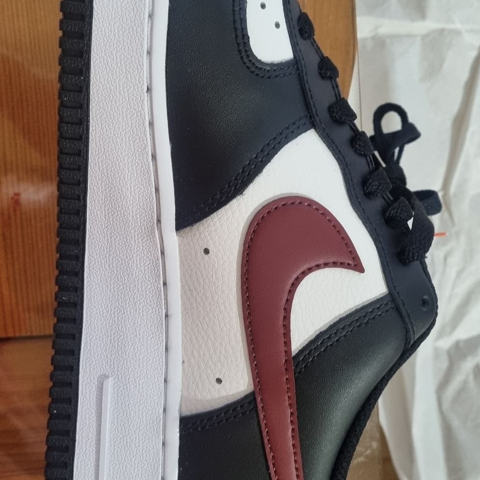 Nike Air Force 1 '07 Black Dark Team Red 착용 스타일