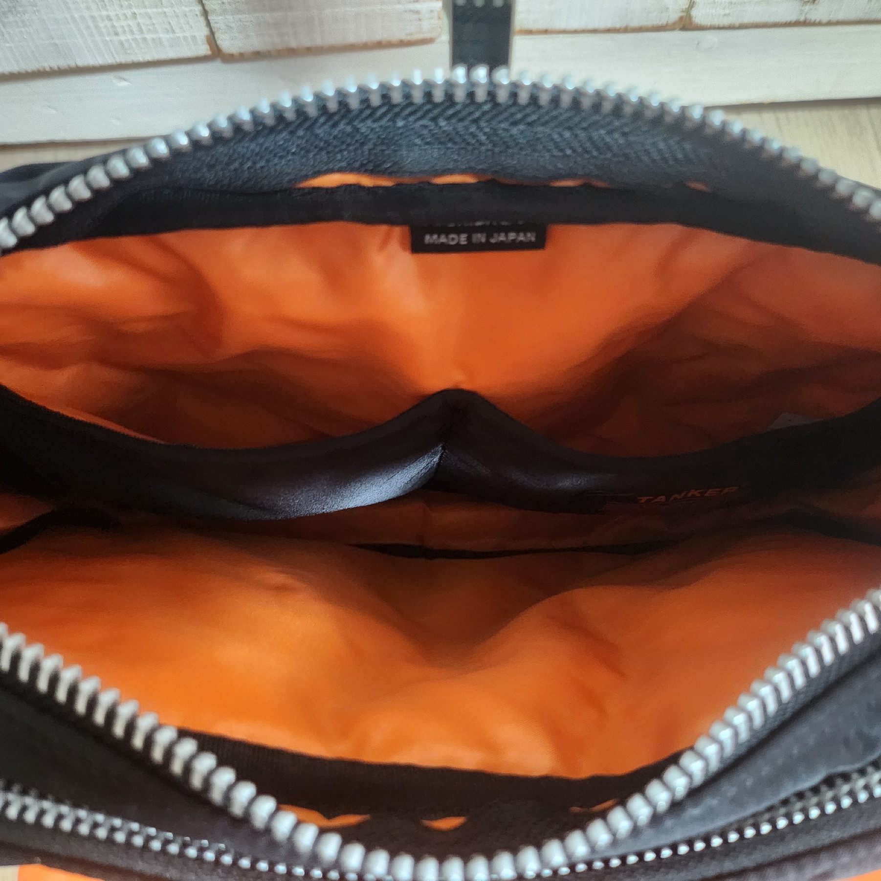 Porter All New Tanker Sling Bag Zip Black 착용 스타일 - 8