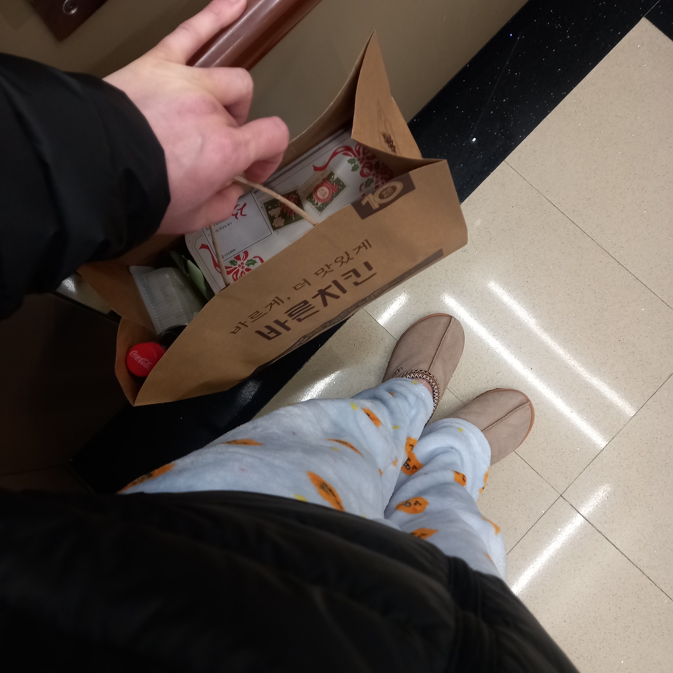 Arc'teryx Cerium Hoody Black, UGG Tasman Slipper Chestnut 착용 스타일 - 2