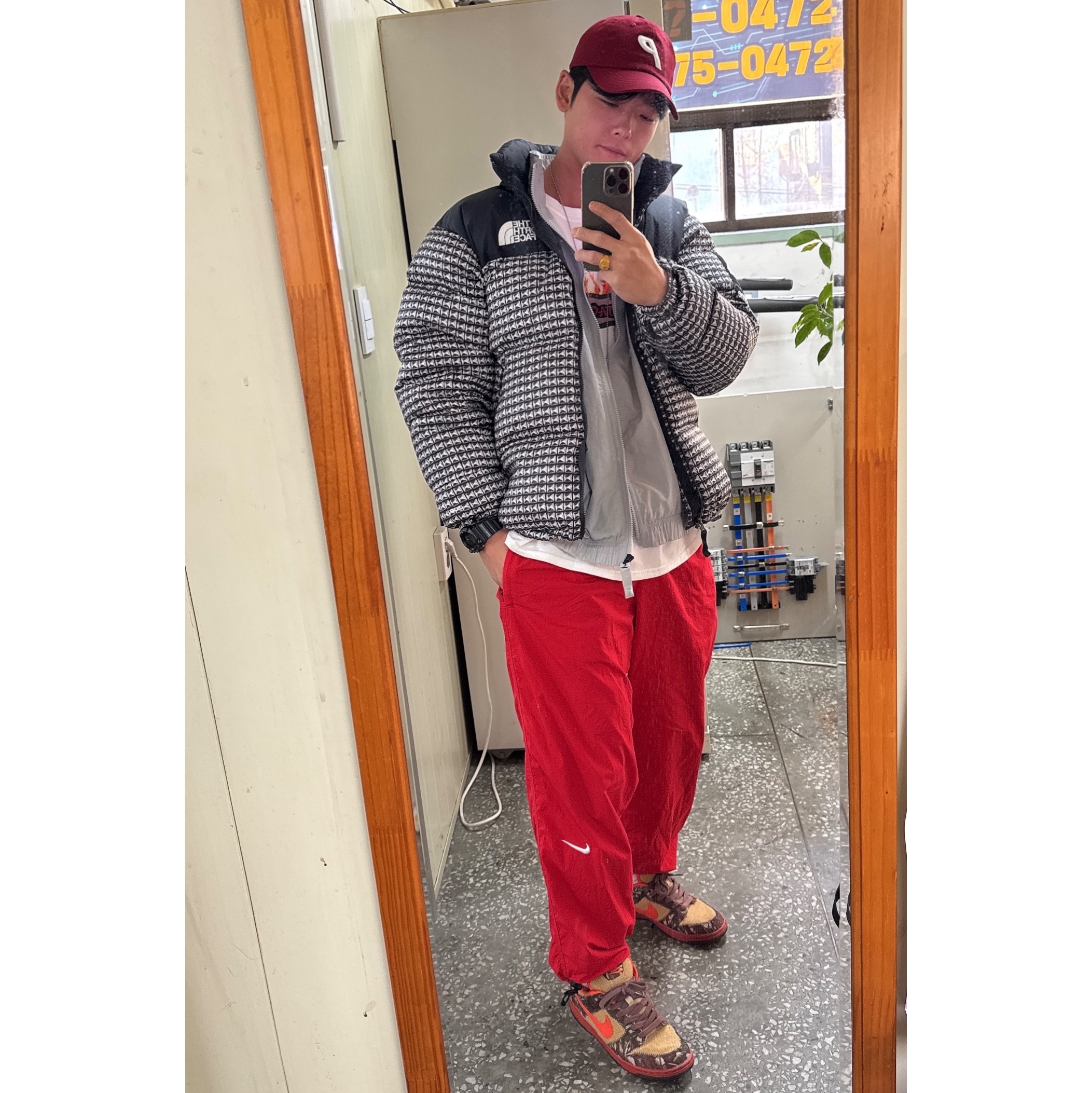 Nike M NRG Track Jacket Light Smoke Grey, Palace Canvas P 6-Panel Burgundy - 21FW 착용 스타일 - 3