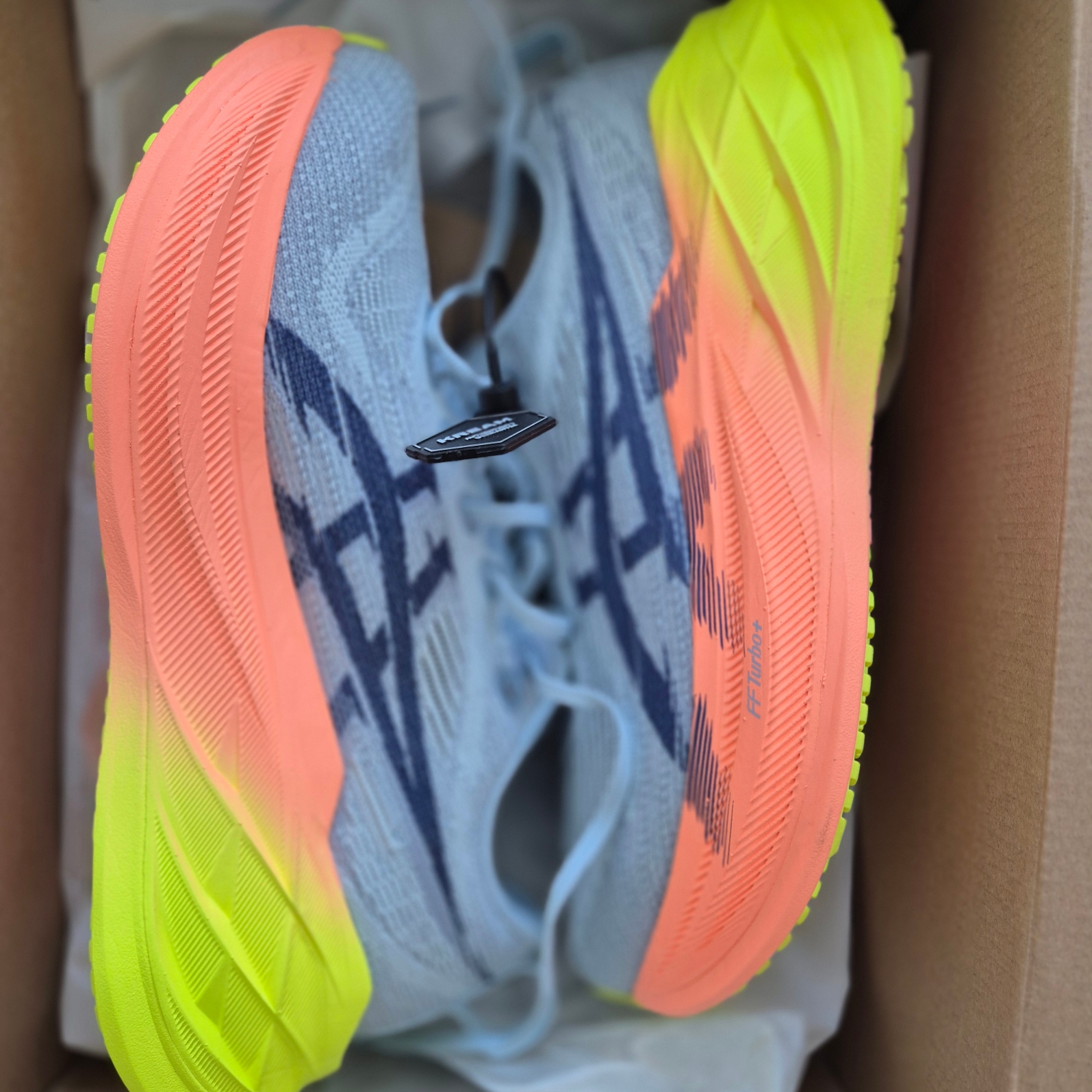 Asics Superblast 2 Paris Cool Grey Safety Yellow 착용 스타일 - 4