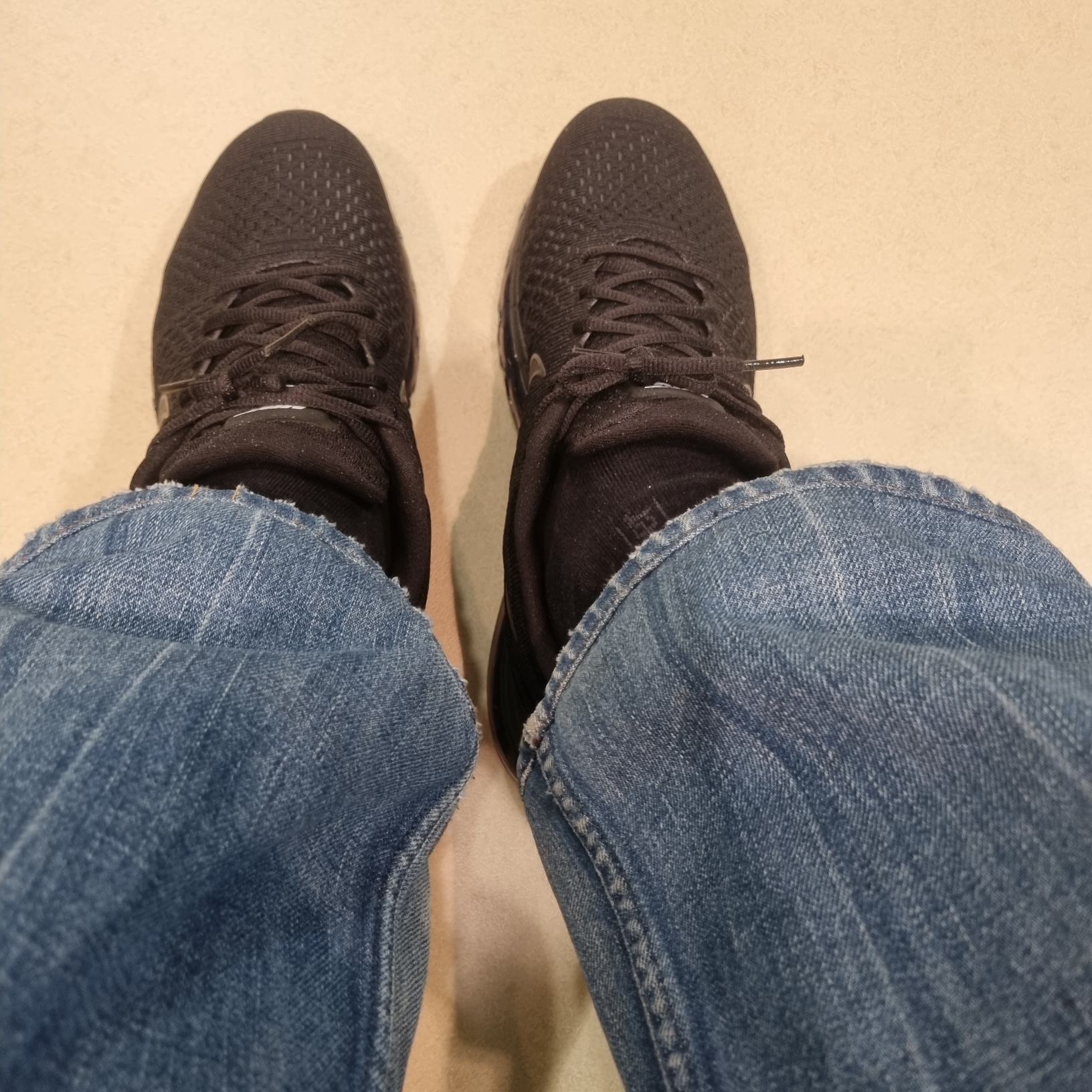 Nike Air Max 2017 Triple Black 착용 스타일 - 3