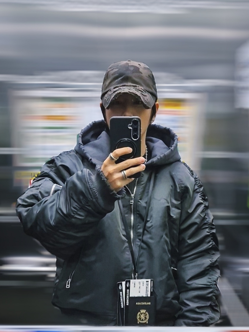 Balenciaga Passport Phone Holder Black 착용 스타일 - 2