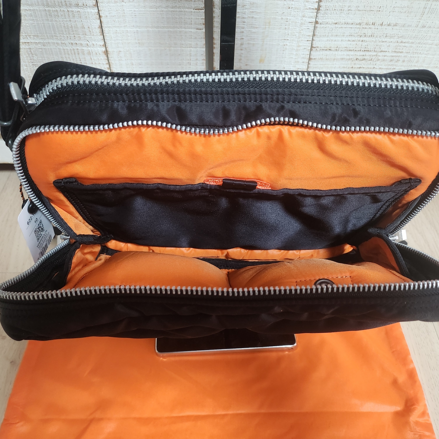 Porter All New Tanker Sling Bag Zip Black 착용 스타일 - 10