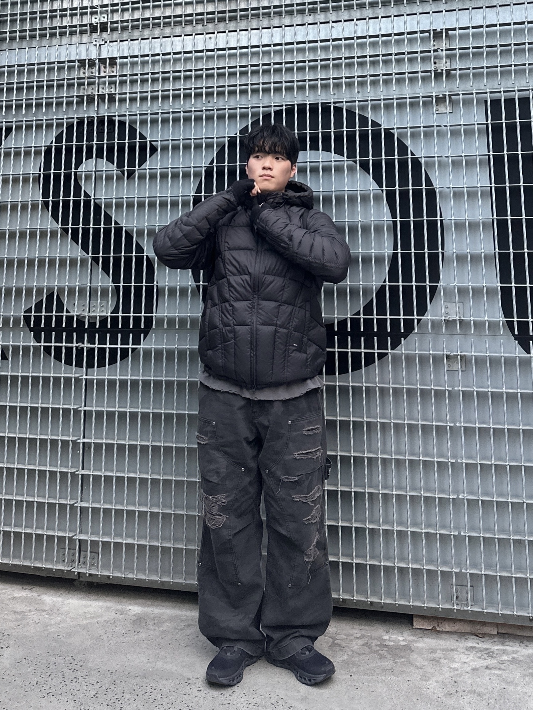 ETCE Double Knee Destroyed Pants Black Camo, On Running Cloudmonster All Black 착용 스타일 - 3