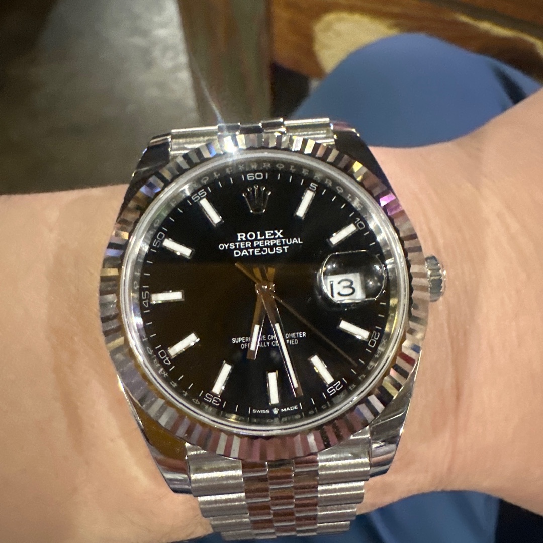 Rolex Datejust 41mm 126334 Bright Black Jubilee 착용 스타일