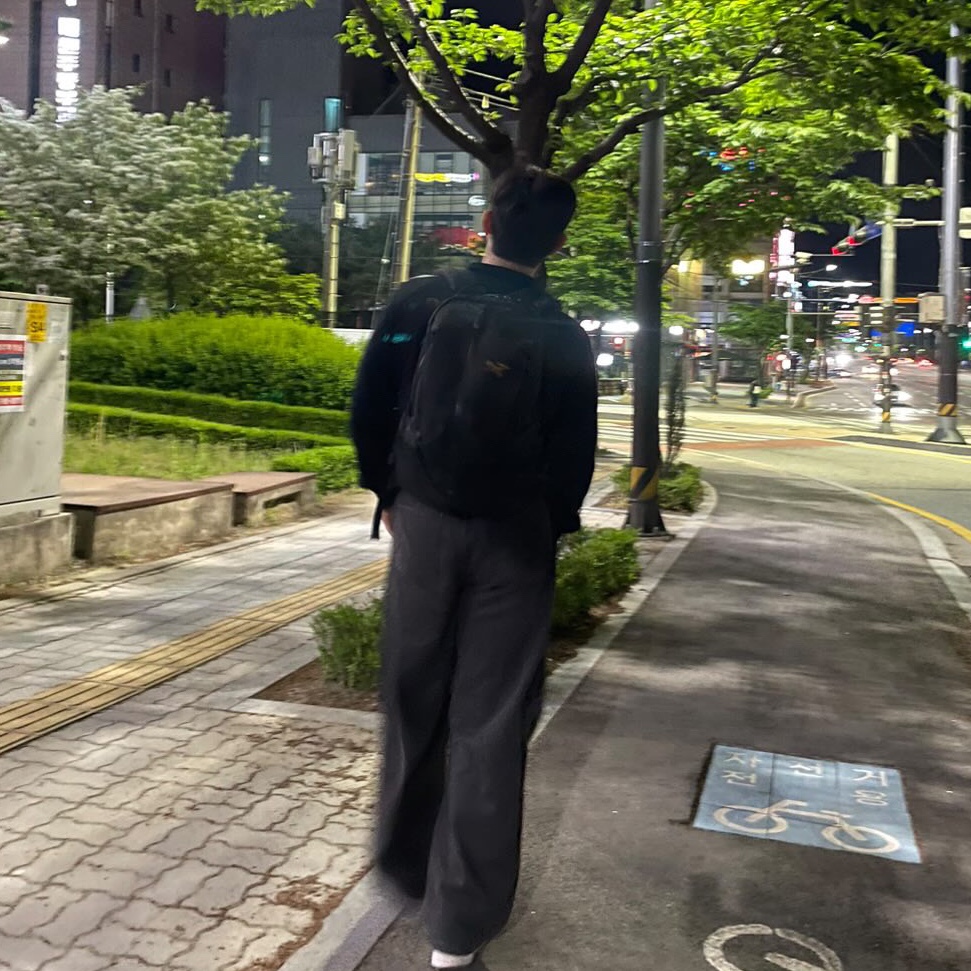 Arc'teryx Arro 16 Backpack Black 착용 스타일