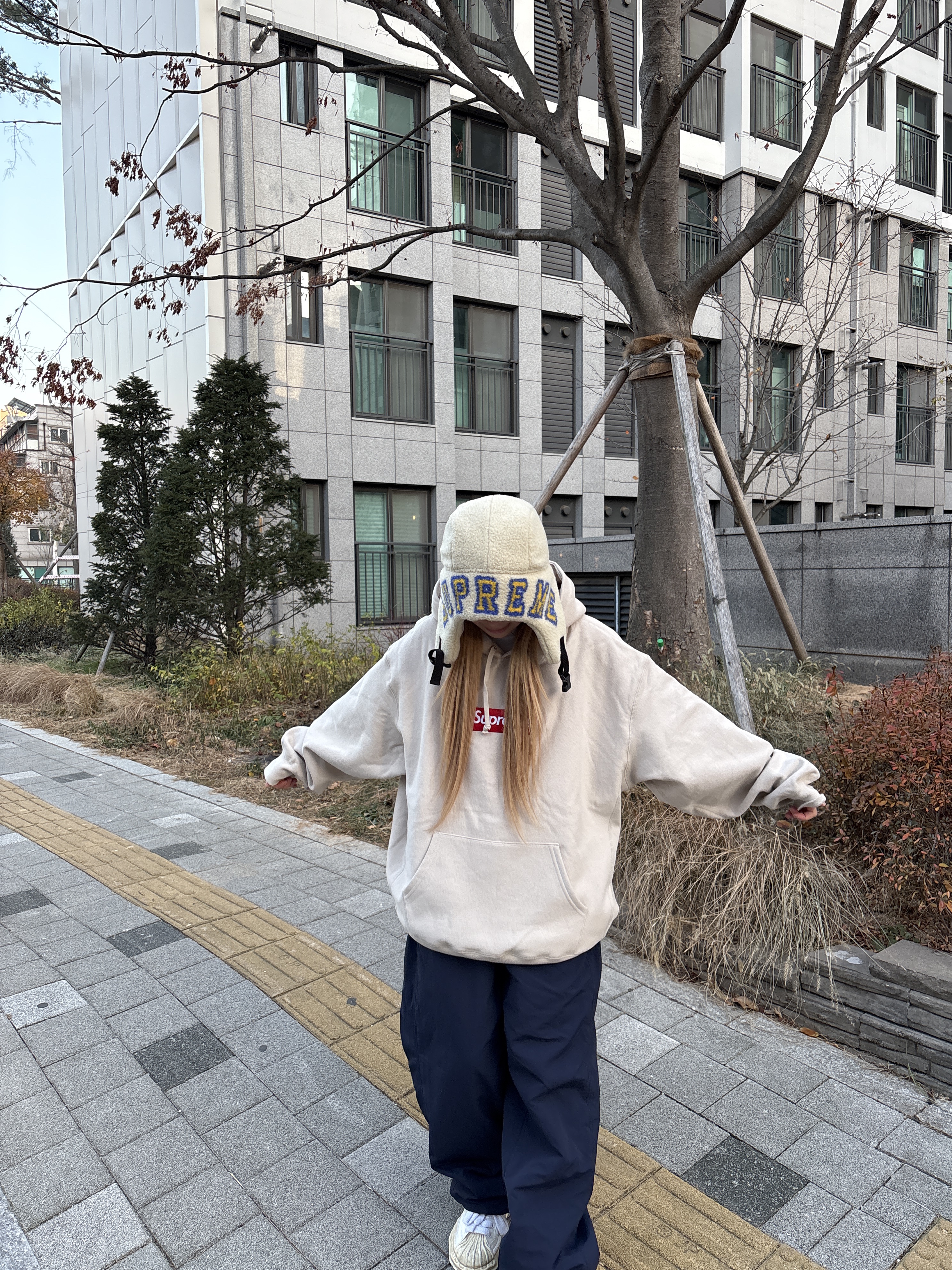 Supreme Box Logo Hooded Sweatshirt Stone - 24FW, Supreme Shearling Trooper Natural - 23FW 착용 스타일 - 2